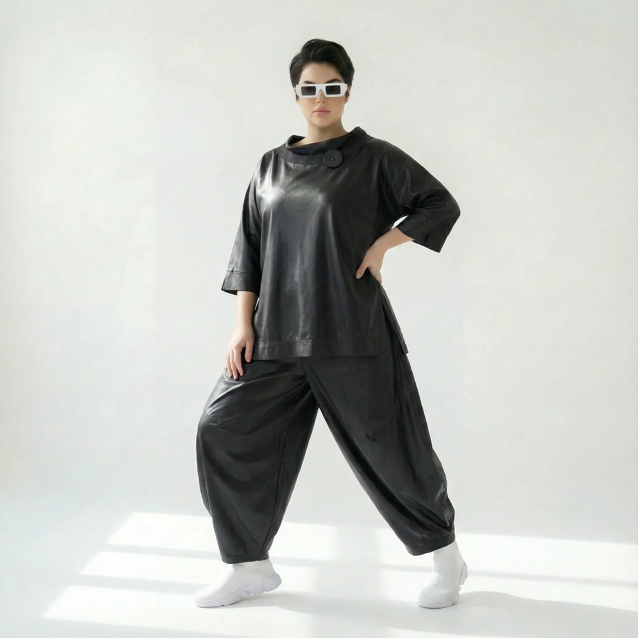Oversize Ballonhose Lederimitat Soft Wash Look Damen Übergang Caraclan exklusiv bei Modeare Avantgarde Lagenlook