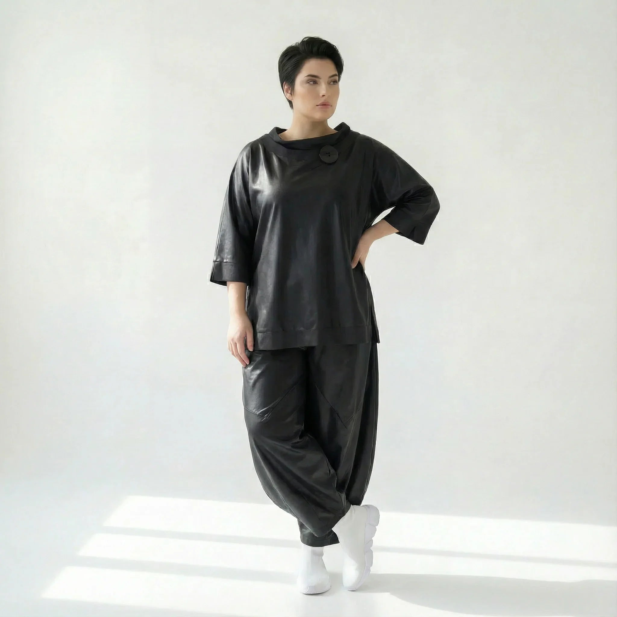 Oversize Ballonhose Lederimitat Soft Wash Look Damen Übergang Caraclan exklusiv bei Modeare Avantgarde Lagenlook