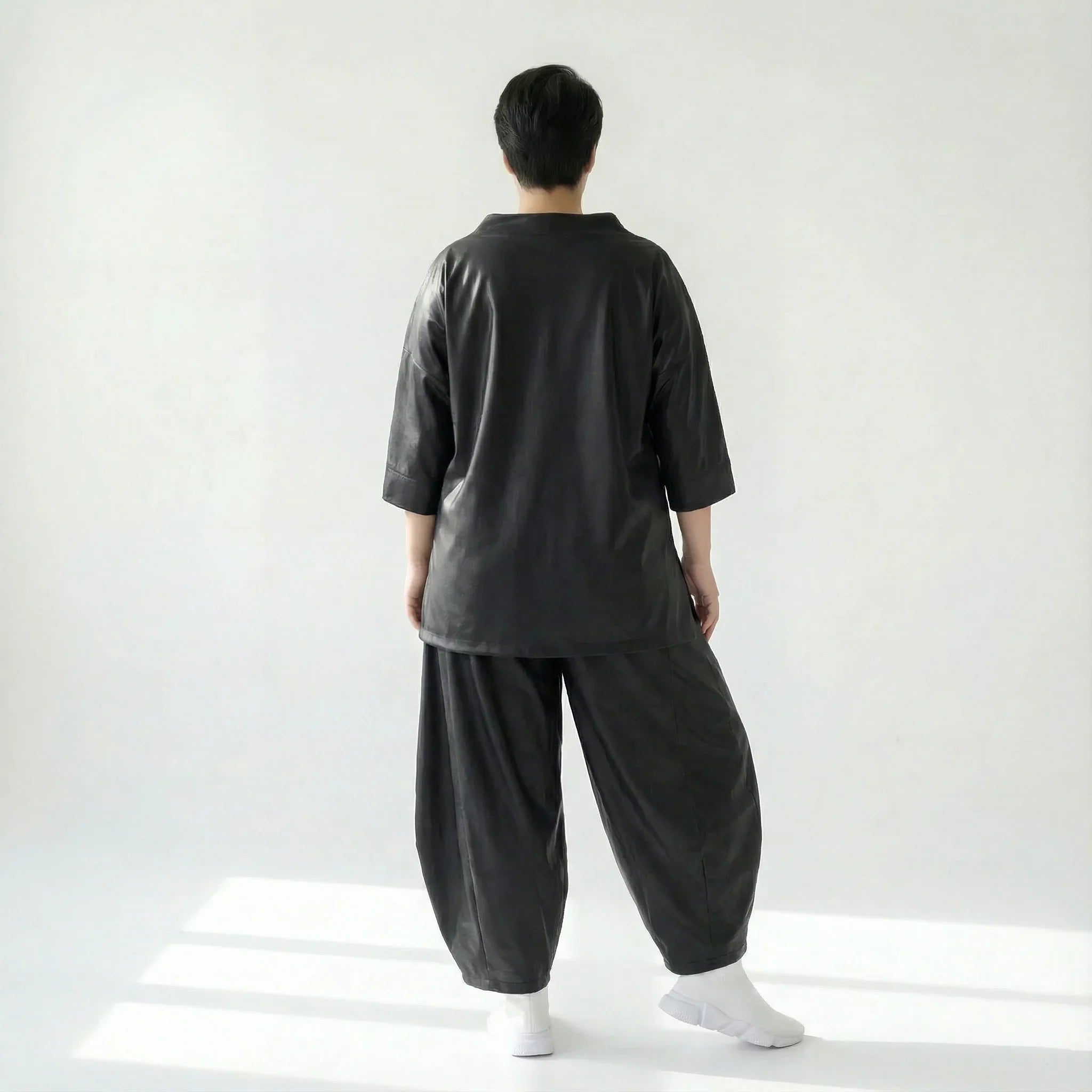 Oversize Ballonhose Lederimitat Soft Wash Look Damen Übergang Caraclan exklusiv bei Modeare Avantgarde Lagenlook