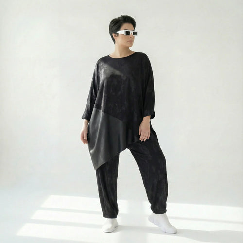 Asymmetrische Tunika aus Slinky mit Lederimitat in Schwarz – Oversize-Style von Caraclan bei Modeare