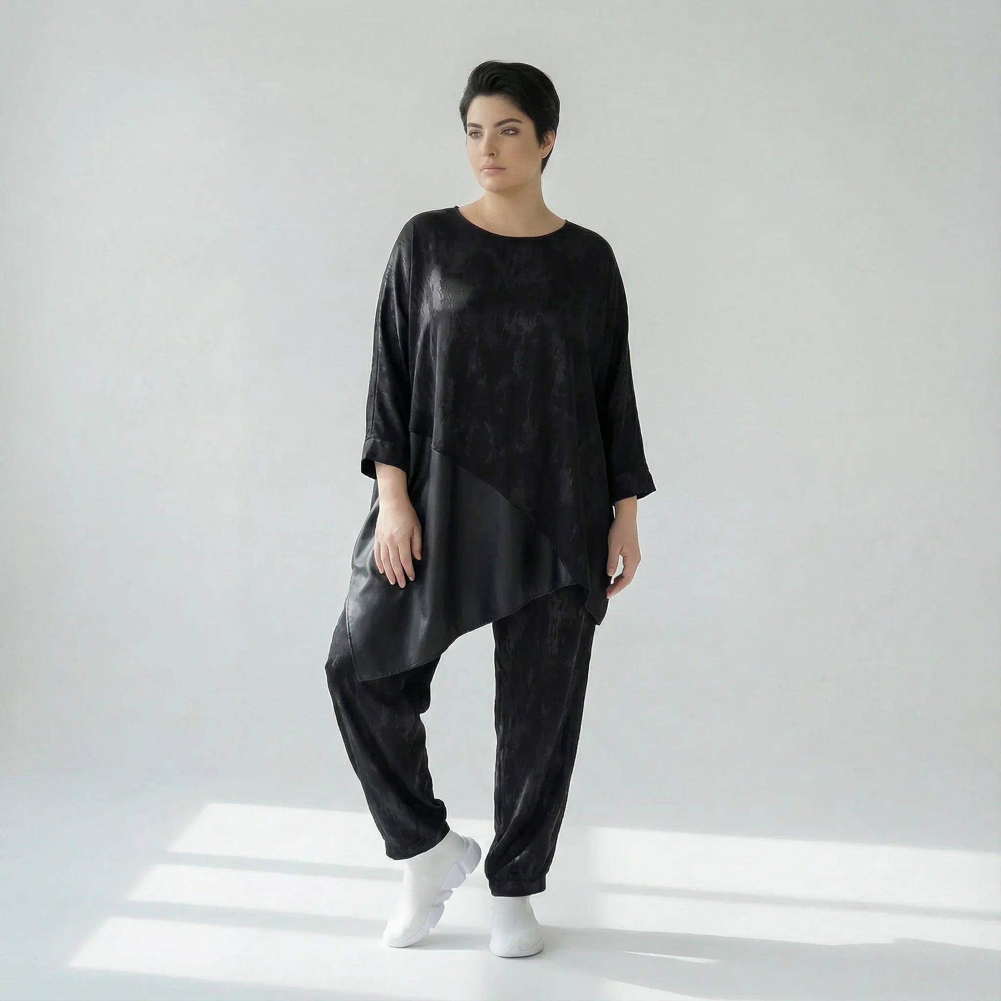 Asymmetrische Tunika aus Slinky mit Lederimitat in Schwarz – Oversize-Style von Caraclan bei Modeare