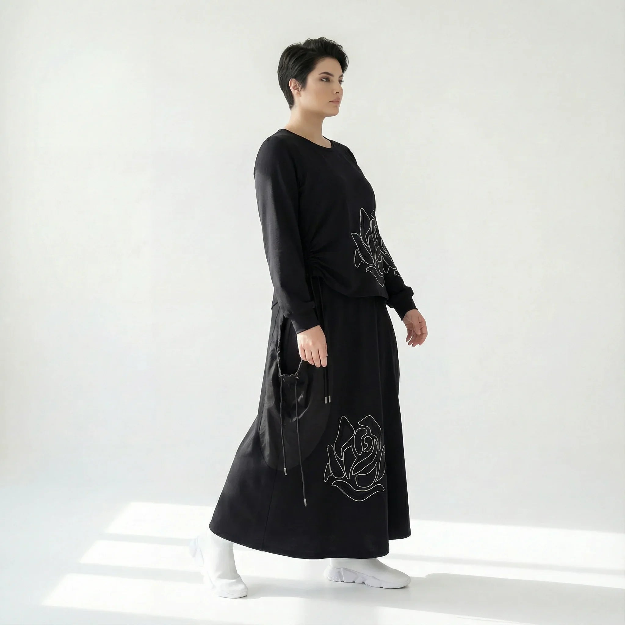 Oversize-Set mit Rosenstickerei aus French Terry von iZAR – Shirt & Rock in Schwarz bei Modeare