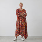 Ballonkleid in Rot und Schwarz aus weichem Popeline mit spitzem Saum und Dreiviertelarm