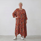 Ballonkleid in Rot und Schwarz aus weichem Popeline mit spitzem Saum und Dreiviertelarm