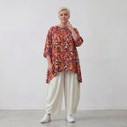 Leichtes weiches Viskoseshirt in Rot und Schwarz mit A-Linie 3/4-Arm und rundem Ausschnitt