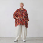 Sommerliche Popelinebluse mit Hemdkragen in Rot und Schwarz für einen eleganten Auftritt
