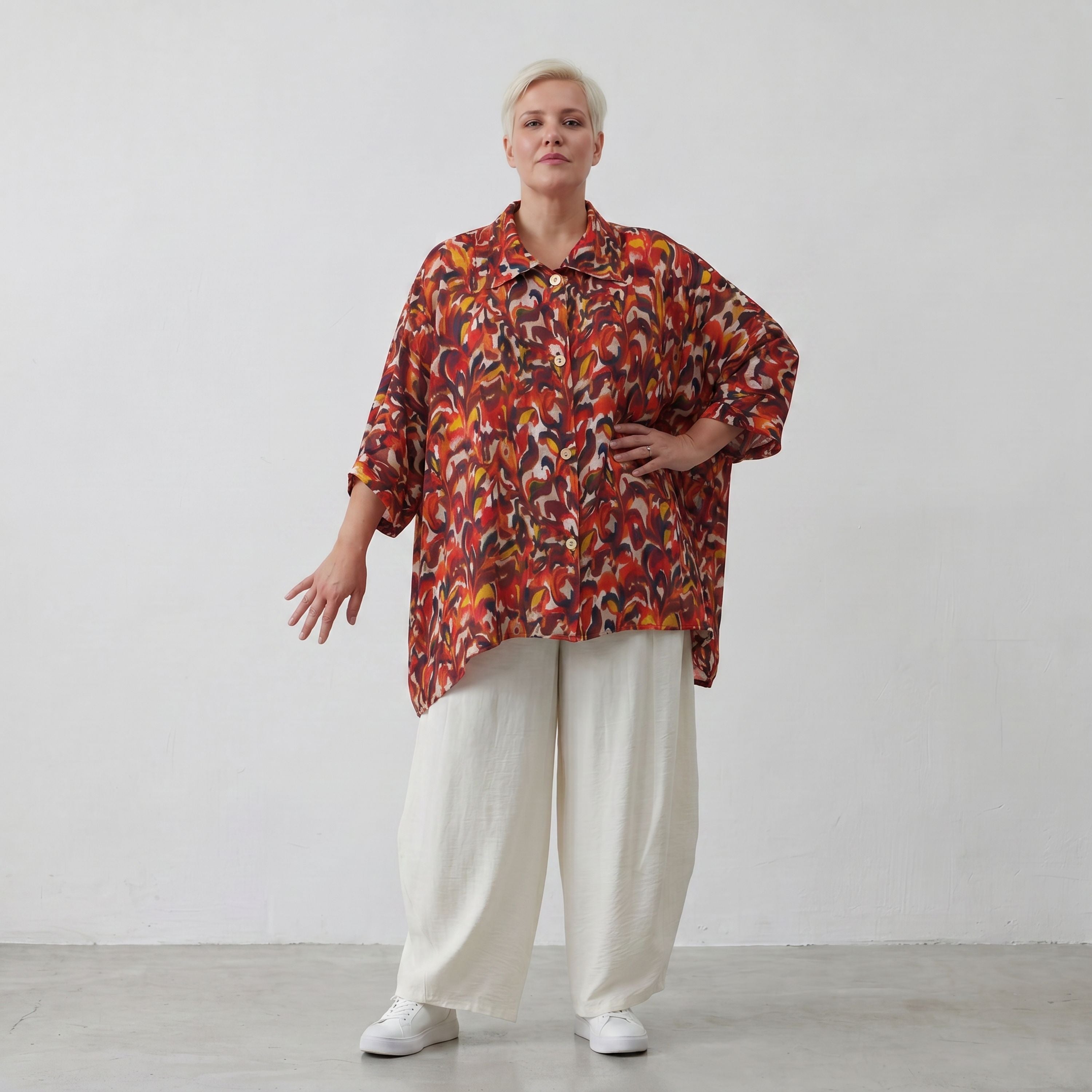 Sommerliche Popelinebluse mit Hemdkragen in Rot und Schwarz für einen eleganten Auftritt