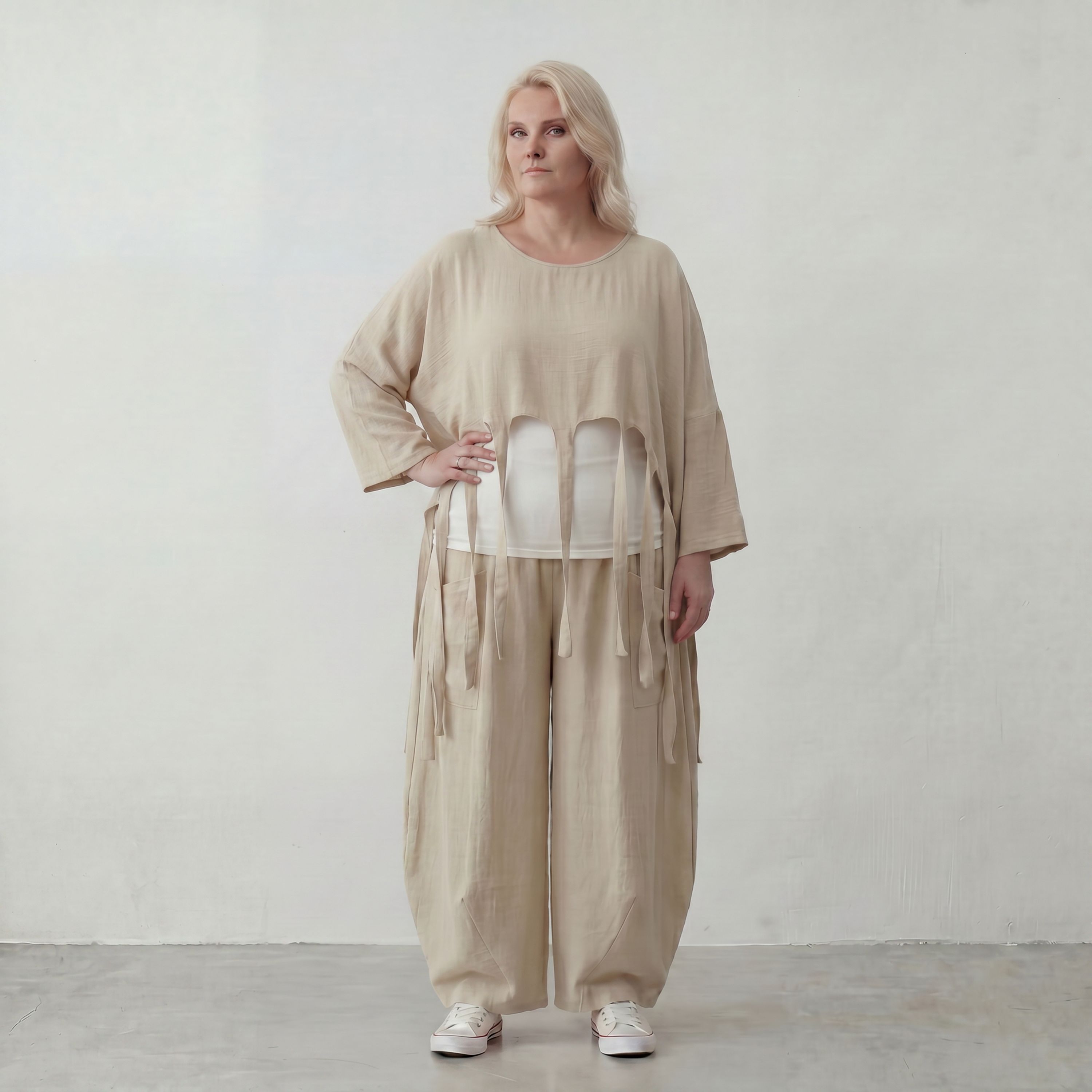 Beige Leinenlook Überwurf im legeren Oversize Lagenlook mit feiner Crashstruktur zeitlos