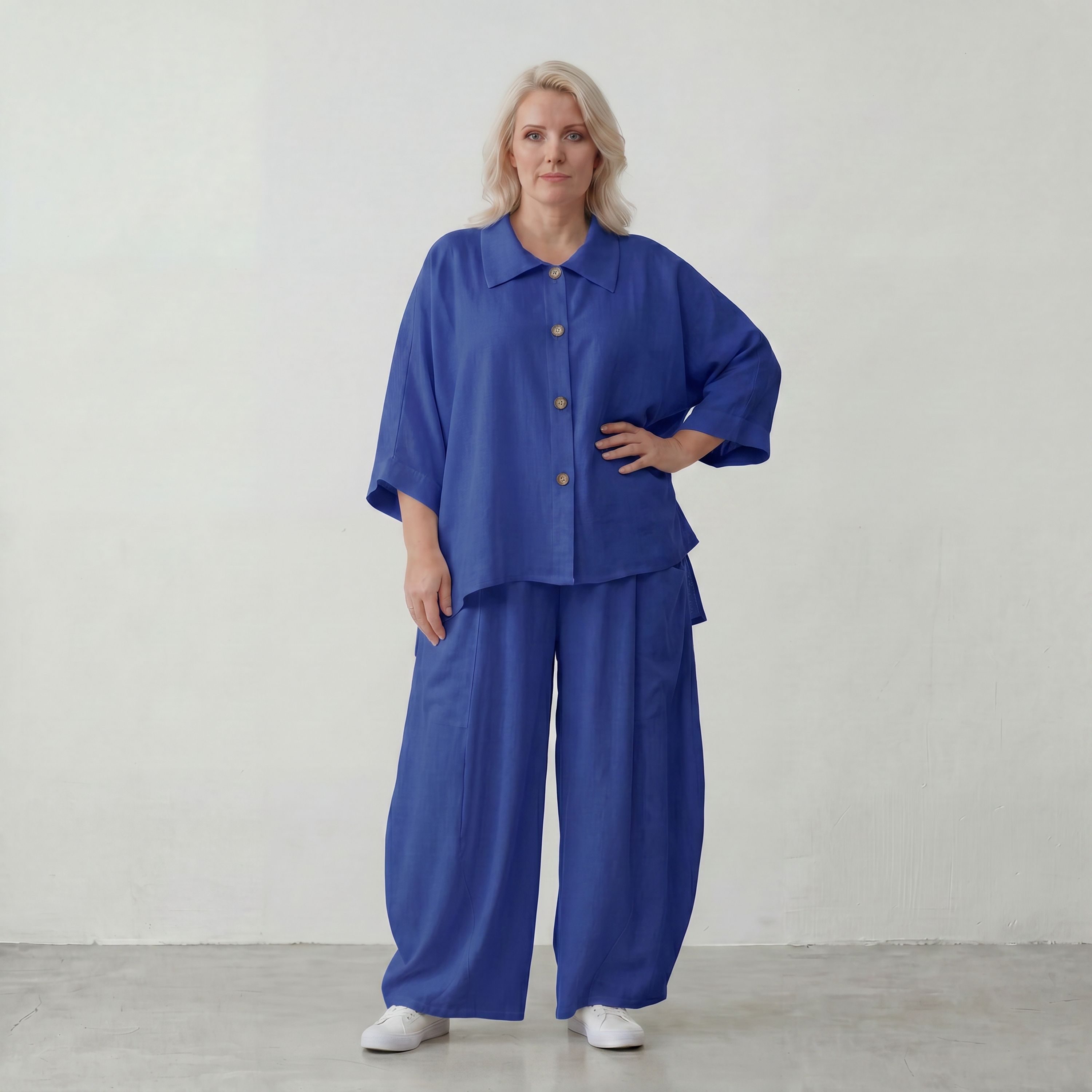 Royalblaue Oversizebluse in Leinenoptik sommerlich luftig leger zeitlos mit Hemdkragen