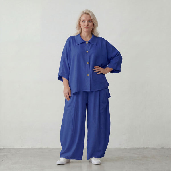Royalblaue Oversizebluse in Leinenoptik sommerlich luftig leger zeitlos mit Hemdkragen