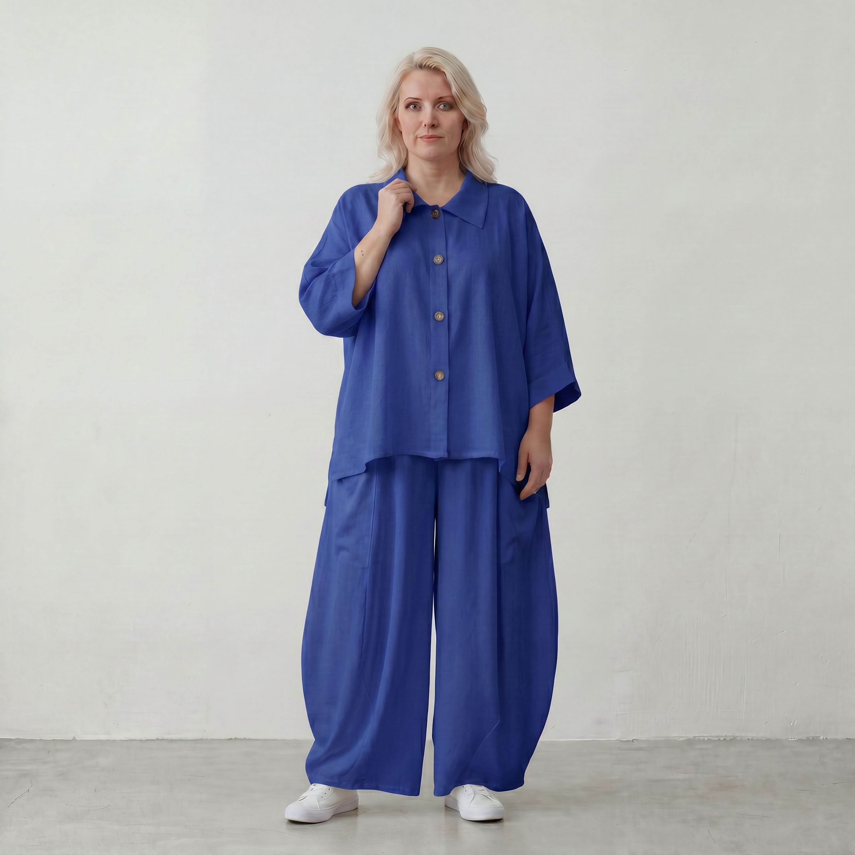 Royalblaue Oversizebluse in Leinenoptik sommerlich luftig leger zeitlos mit Hemdkragen