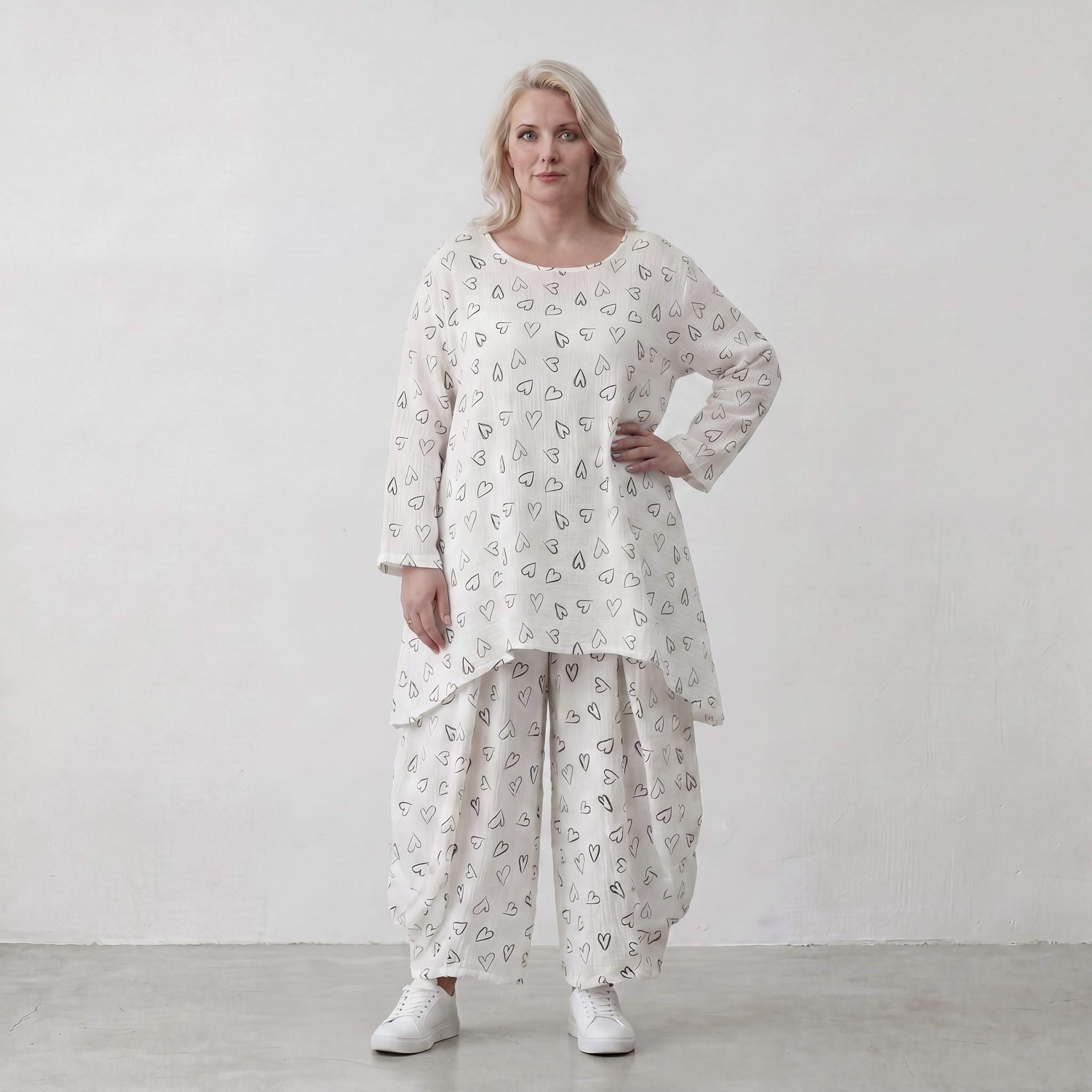 Mousseline Shirt in Weiß und Schwarz mit femininer A-Linie 3/4-Arm und Rundhalsausschnitt