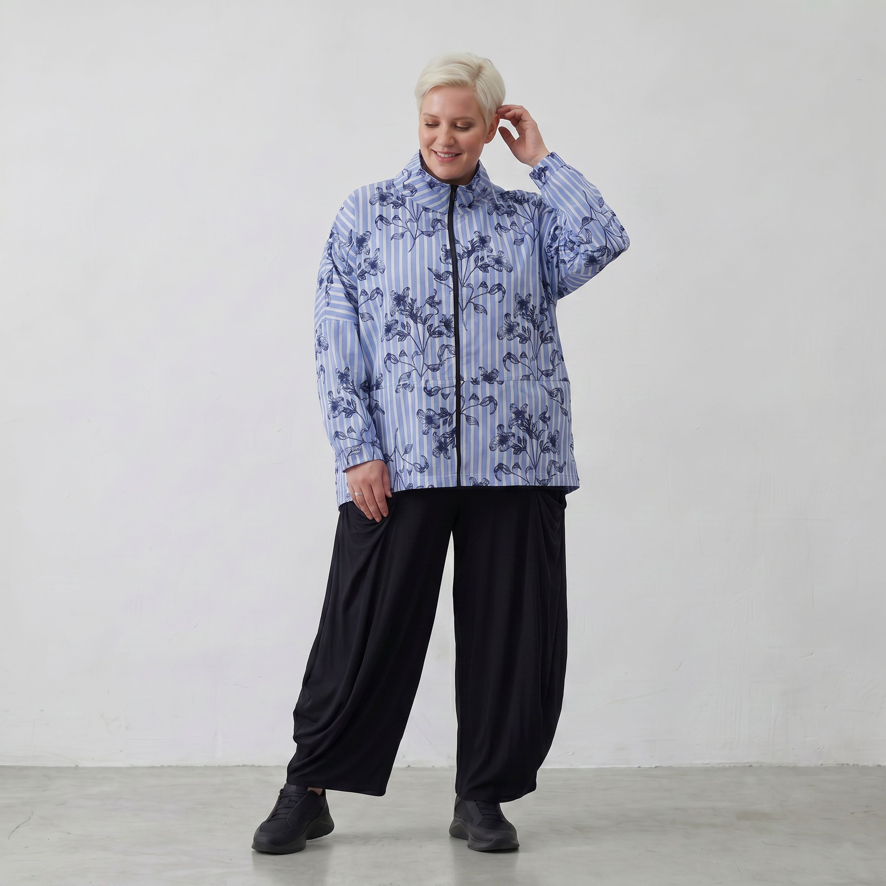 Leichte Popelinejacke in Blau Weiss Schwarz mit Streifen Blumenmuster Stehkragen Look