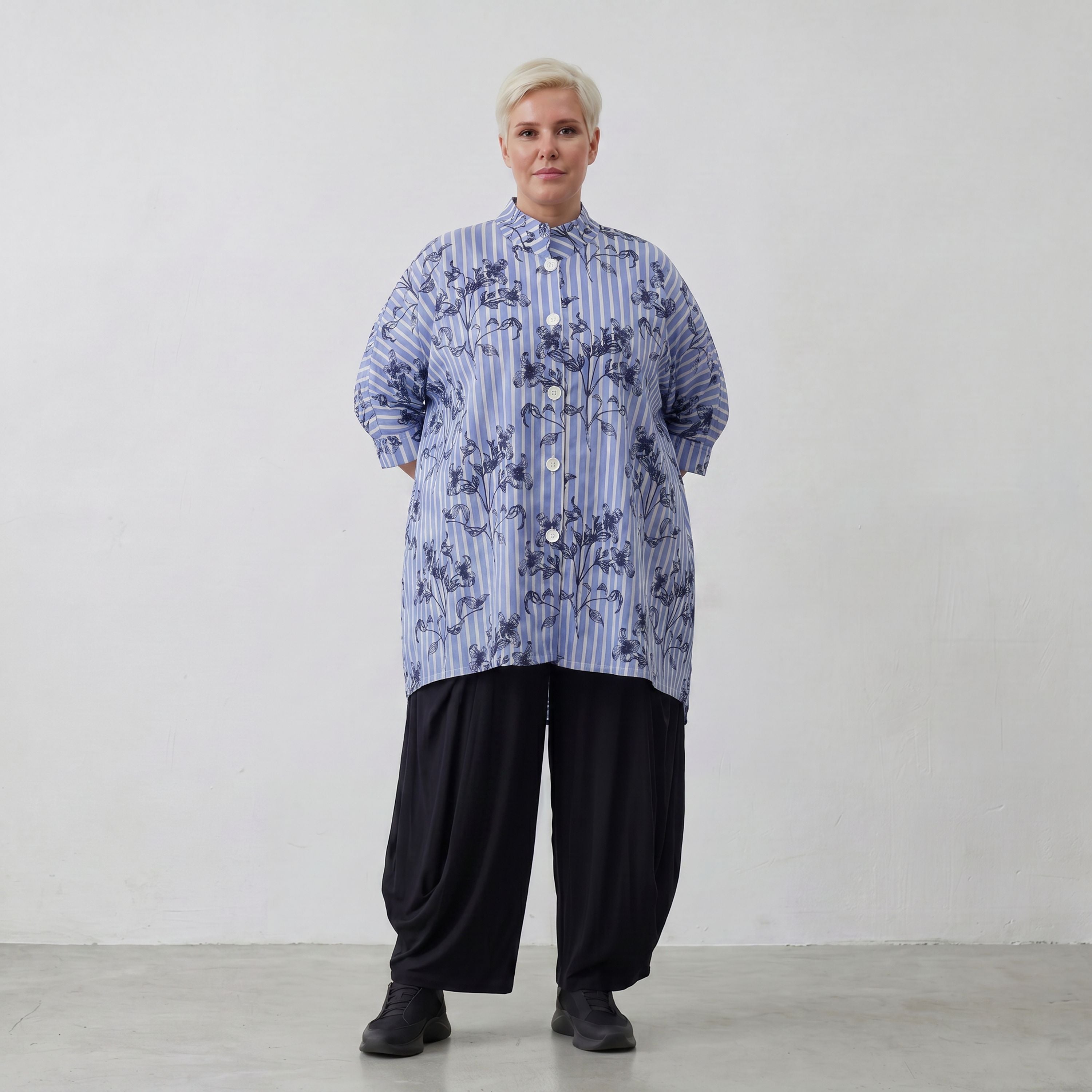Bluse in Blau Weiß Schwarz mit Streifenmix Stehkragen Popeline und Blumenmuster weit