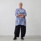 Bluse in Blau Weiß Schwarz mit Streifenmix Stehkragen Popeline und Blumenmuster weit