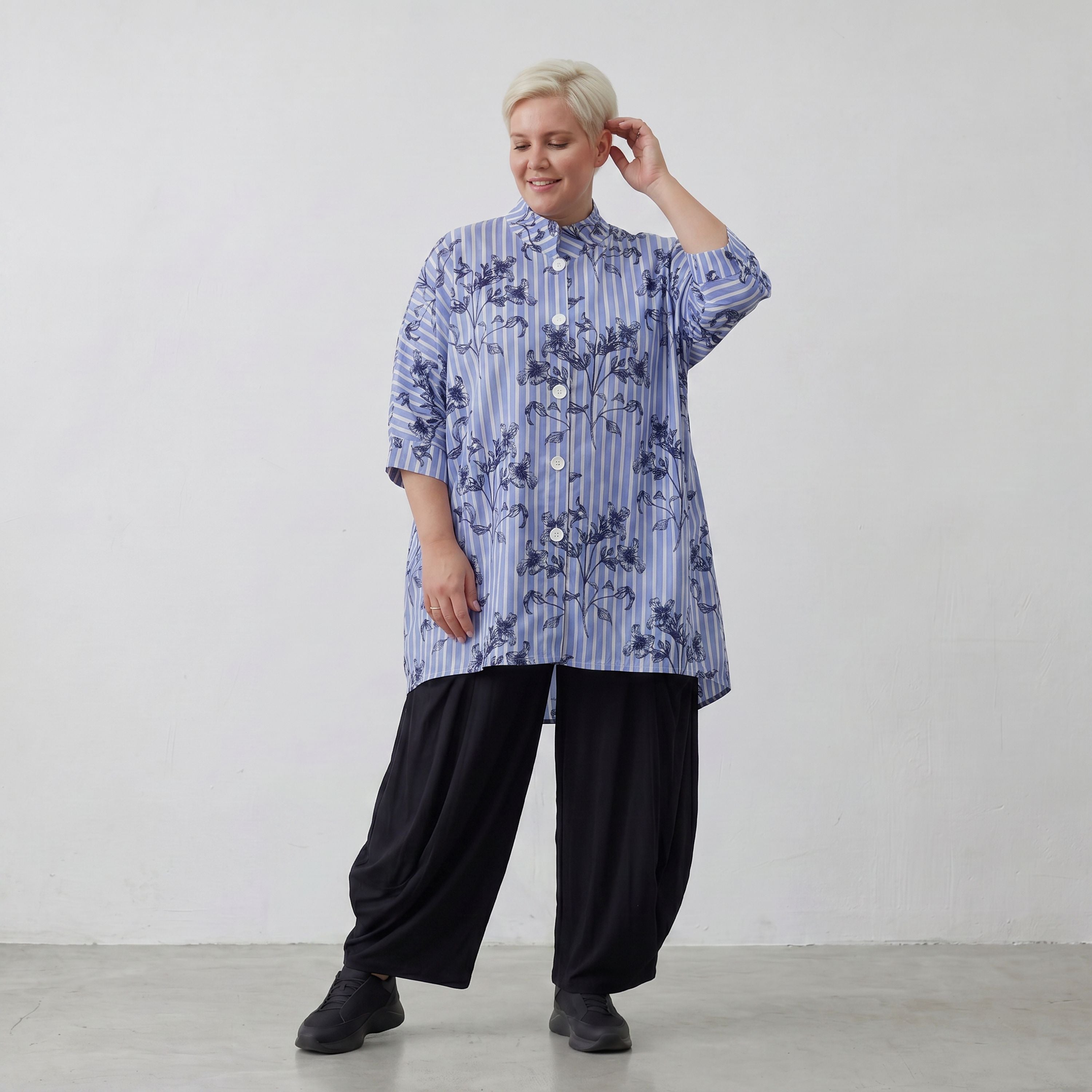 Bluse in Blau Weiß Schwarz mit Streifenmix Stehkragen Popeline und Blumenmuster weit