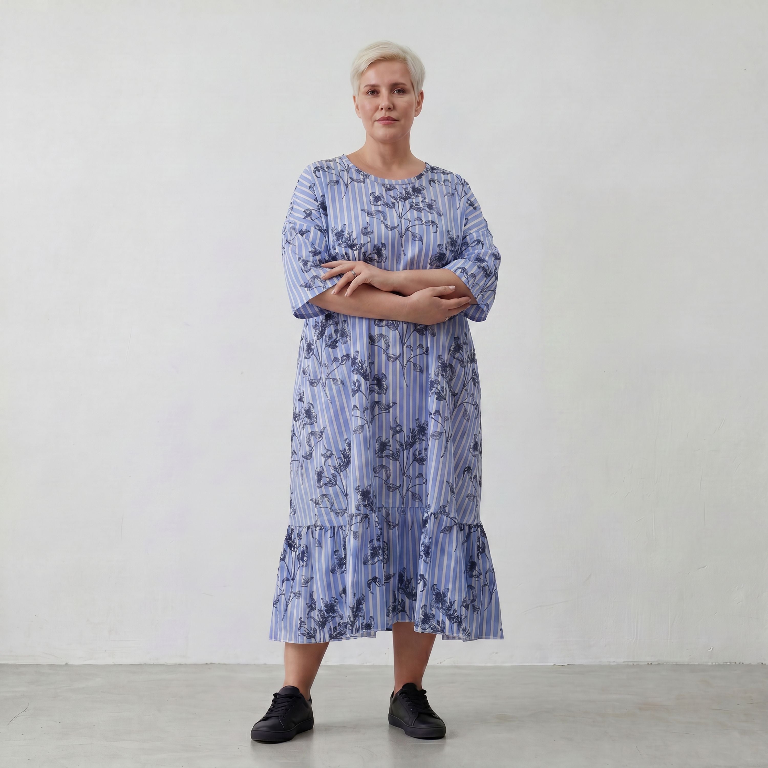 A-Form Kleid aus leichter Popeline in blau weiß schwarz mit Blumenmuster und Taschen