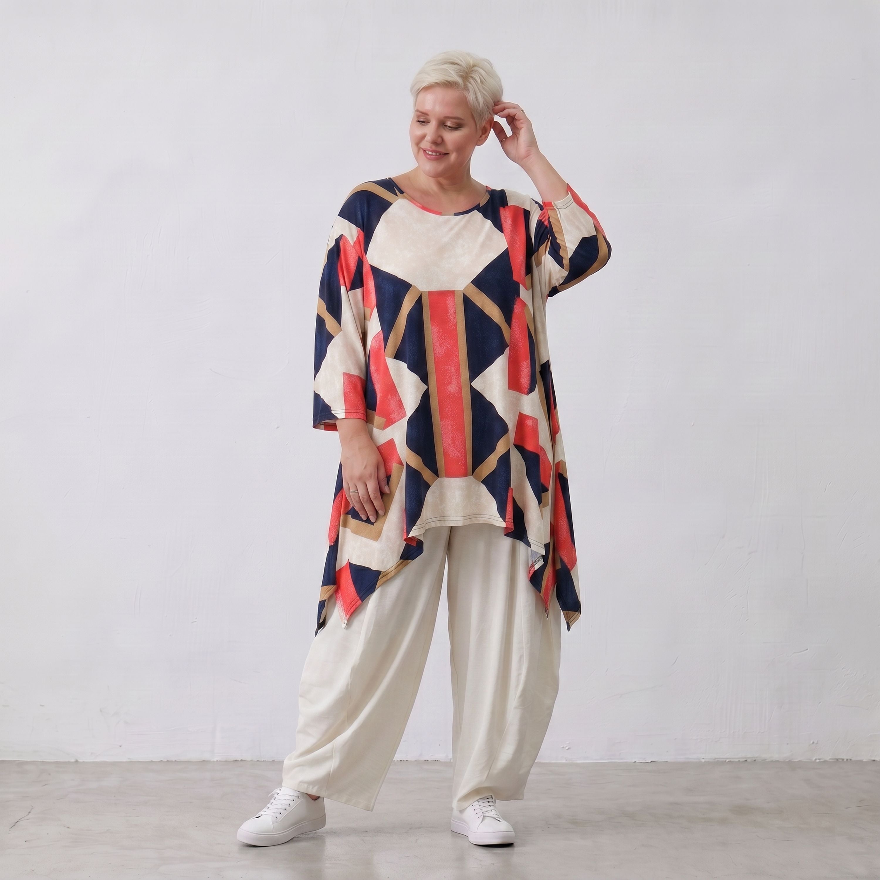 Fließendes Jersey Shirt in Marine und Rot mit zipfeligem Saum und seitlichen Schlitzen