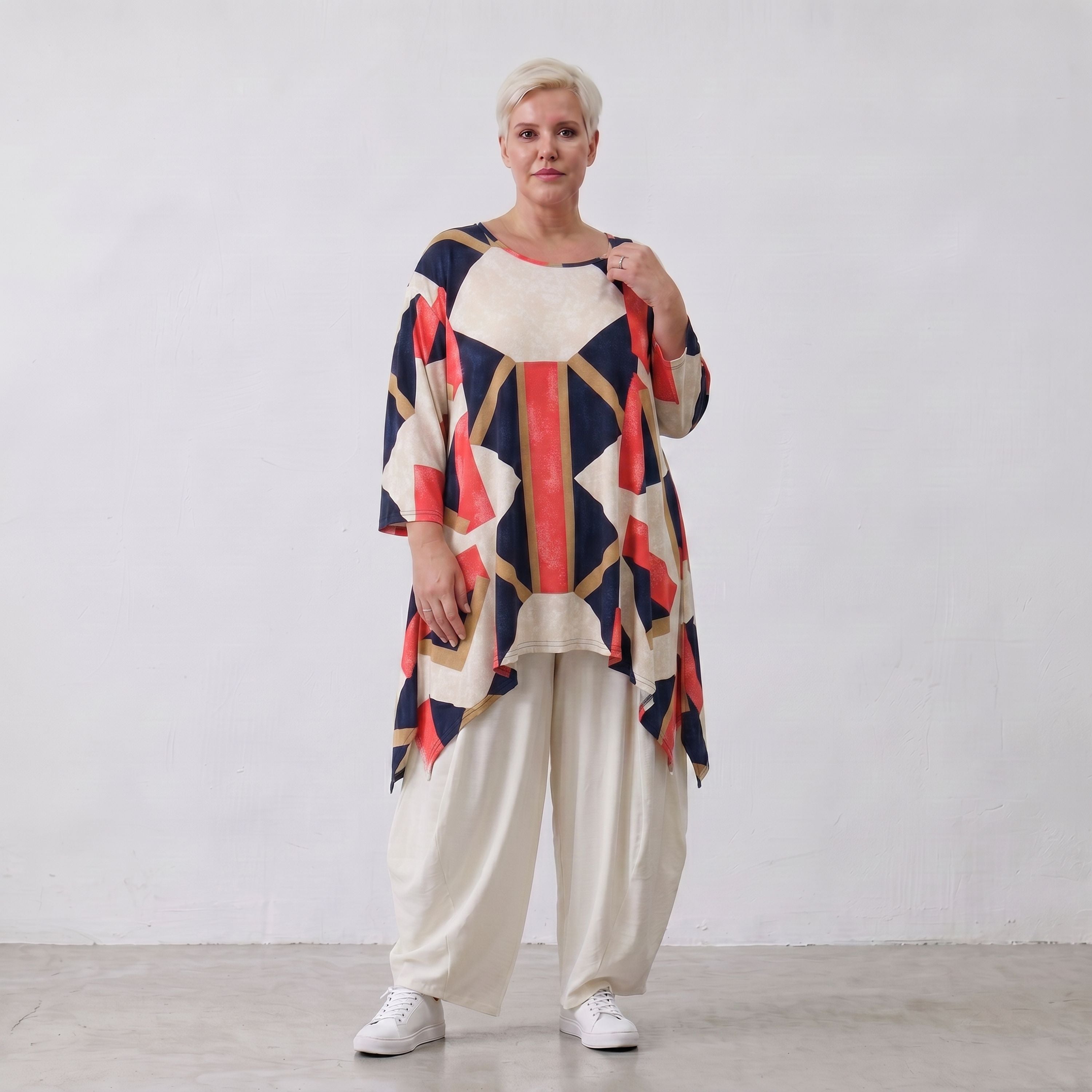 Fließendes Jersey Shirt in Marine und Rot mit zipfeligem Saum und seitlichen Schlitzen