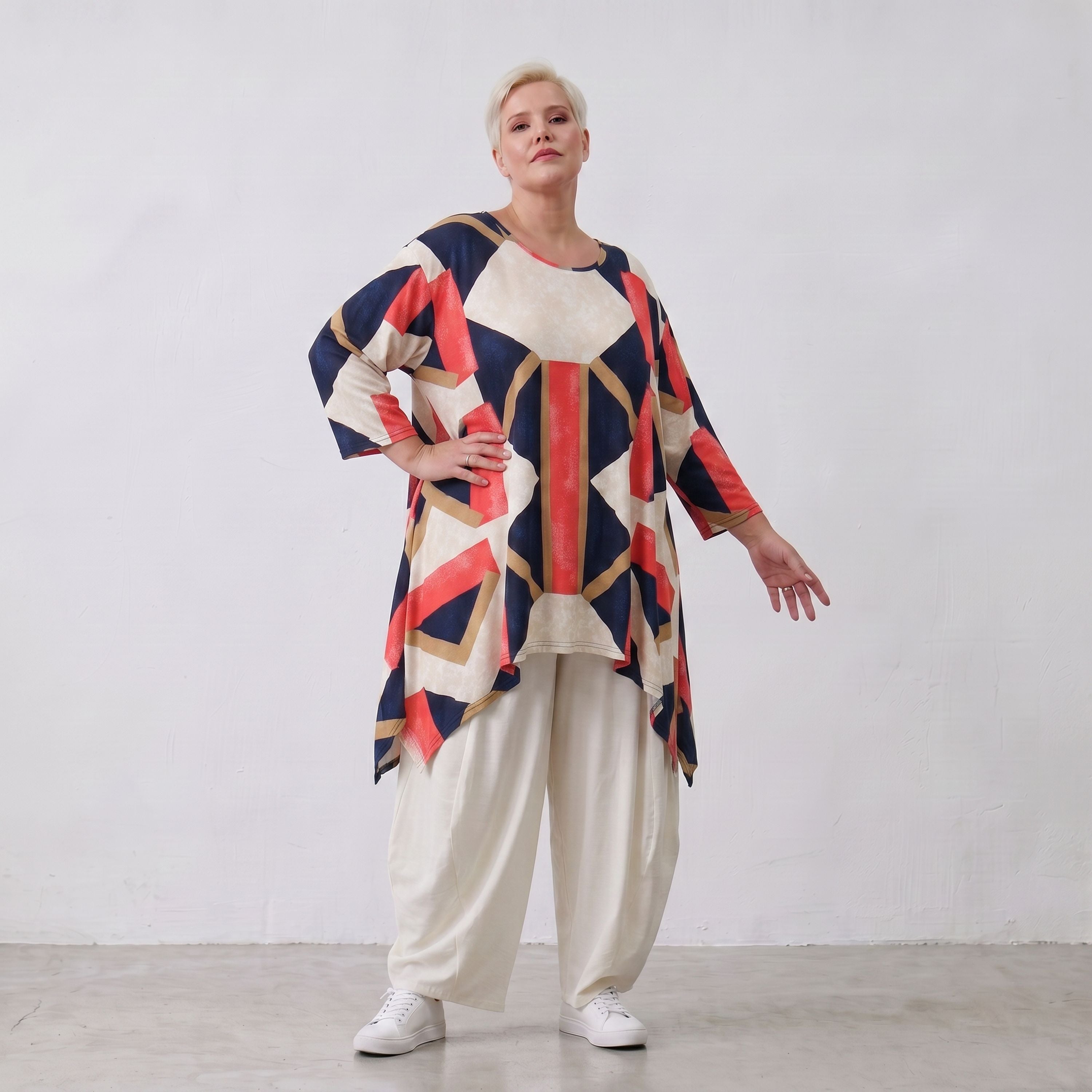 Fließendes Jersey Shirt in Marine und Rot mit zipfeligem Saum und seitlichen Schlitzen