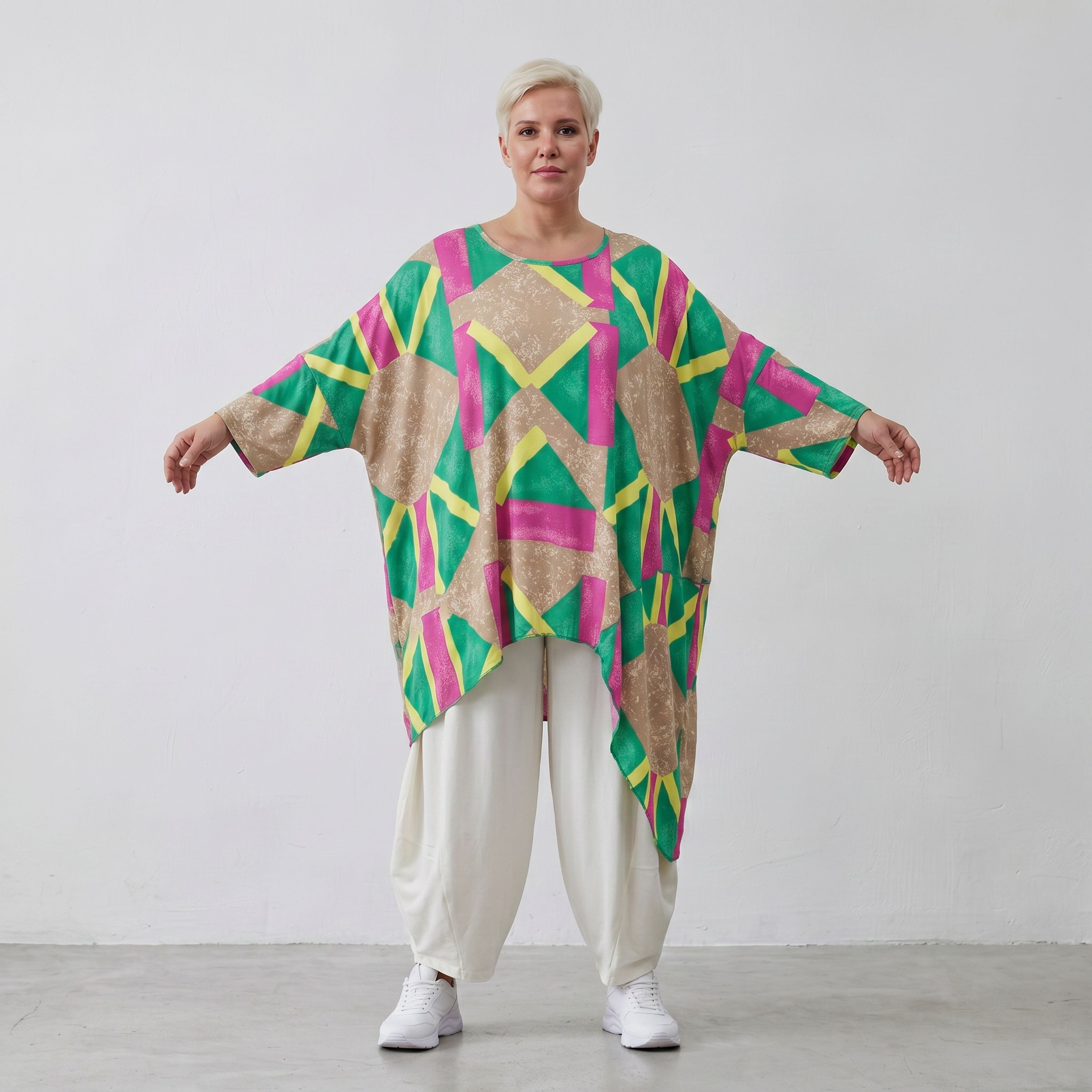 Kurzarmshirt aus weichem Viskosestretch mit asymmetrischem Saum in frischem Beige und Grün