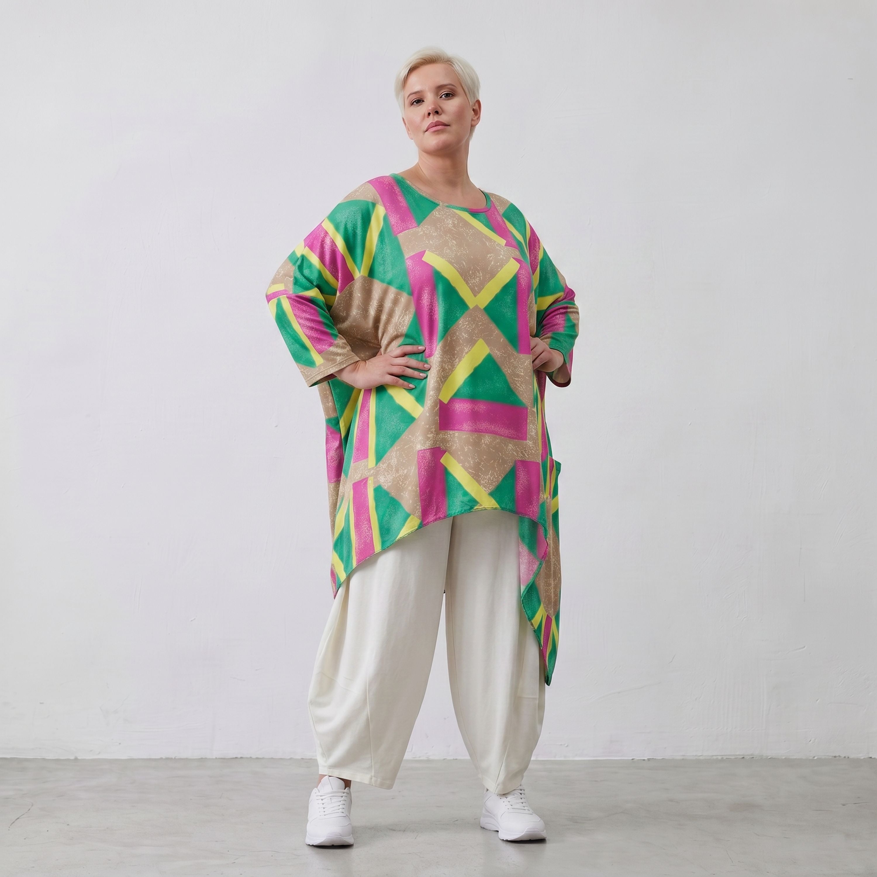 Kurzarmshirt aus weichem Viskosestretch mit asymmetrischem Saum in frischem Beige und Grün