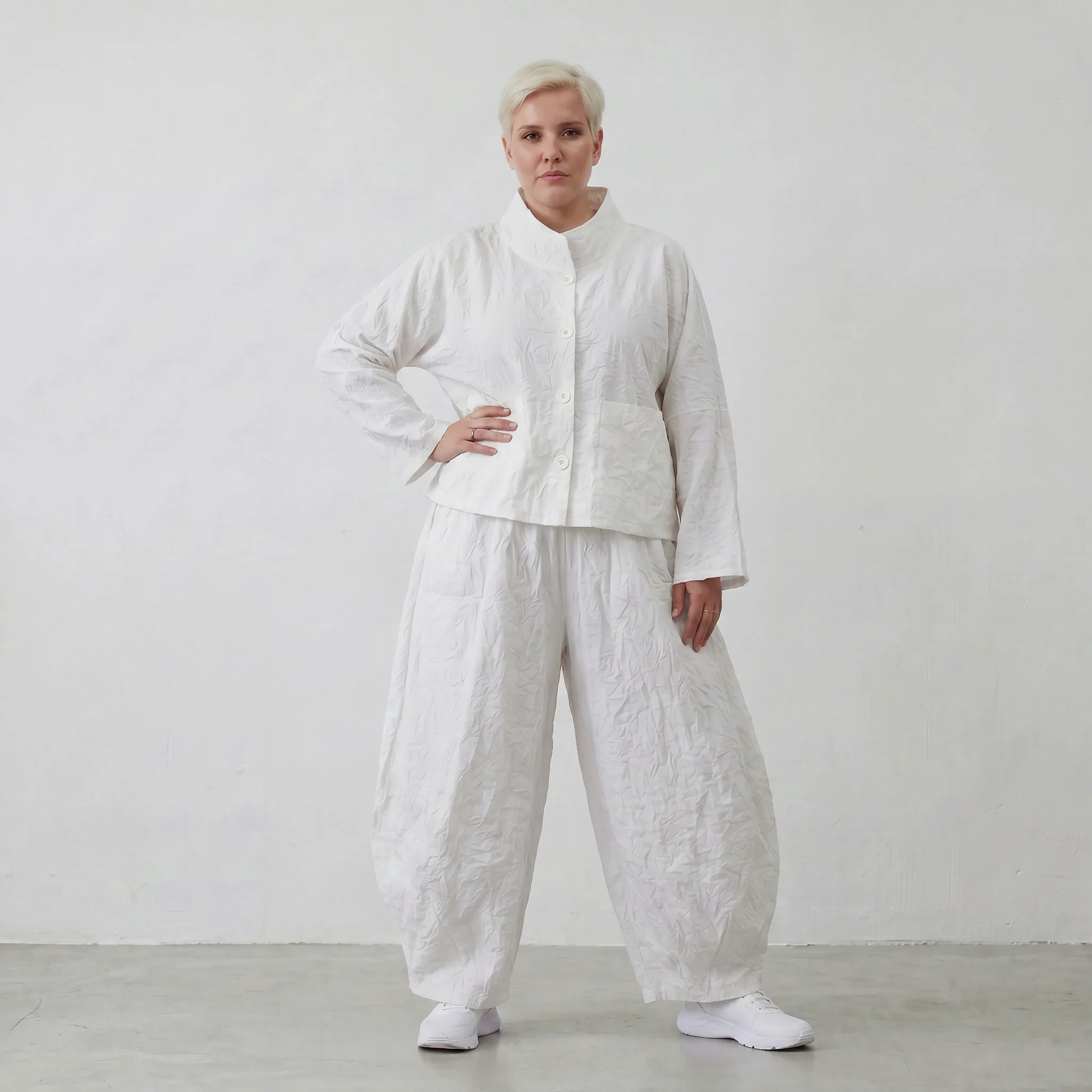 Kurze kastige Lagenlook Jacke im Oversize Stil aus luftig leichter Crash Popeline mit Stehkragen, Weiß