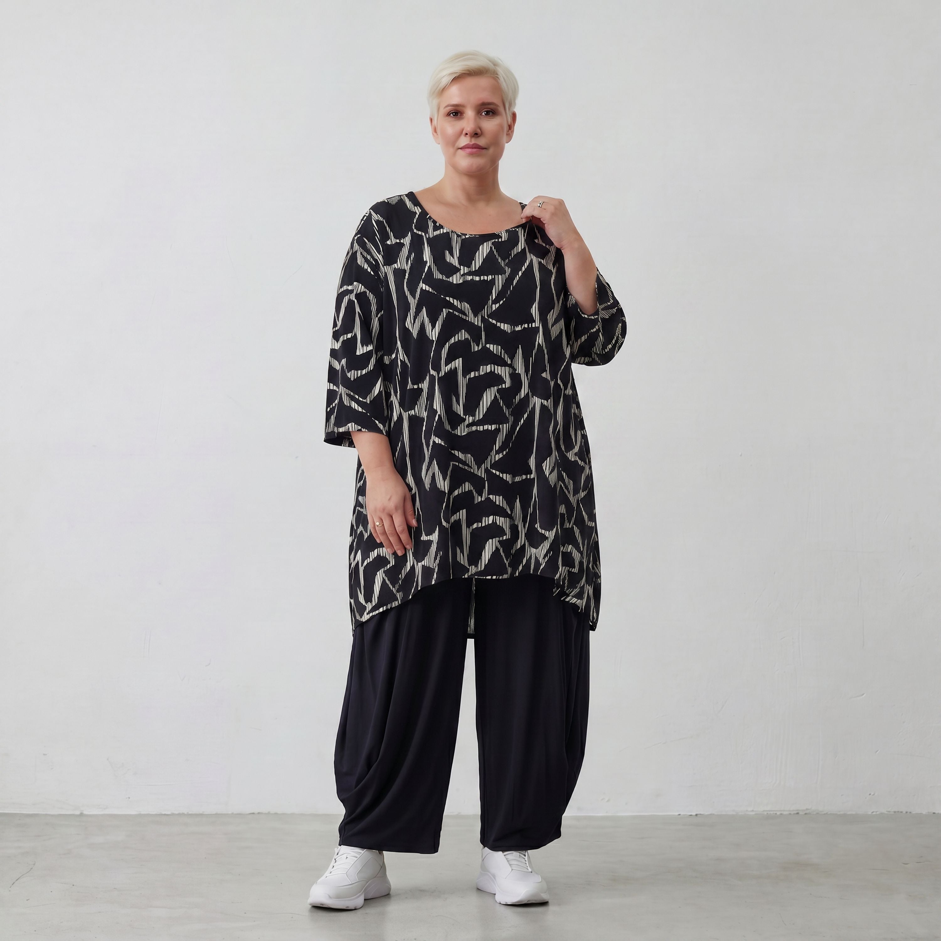 Shirt in schwarzweißem Grafikmuster aus Popeline weiter A-Form Rundhals Dreiviertelarm