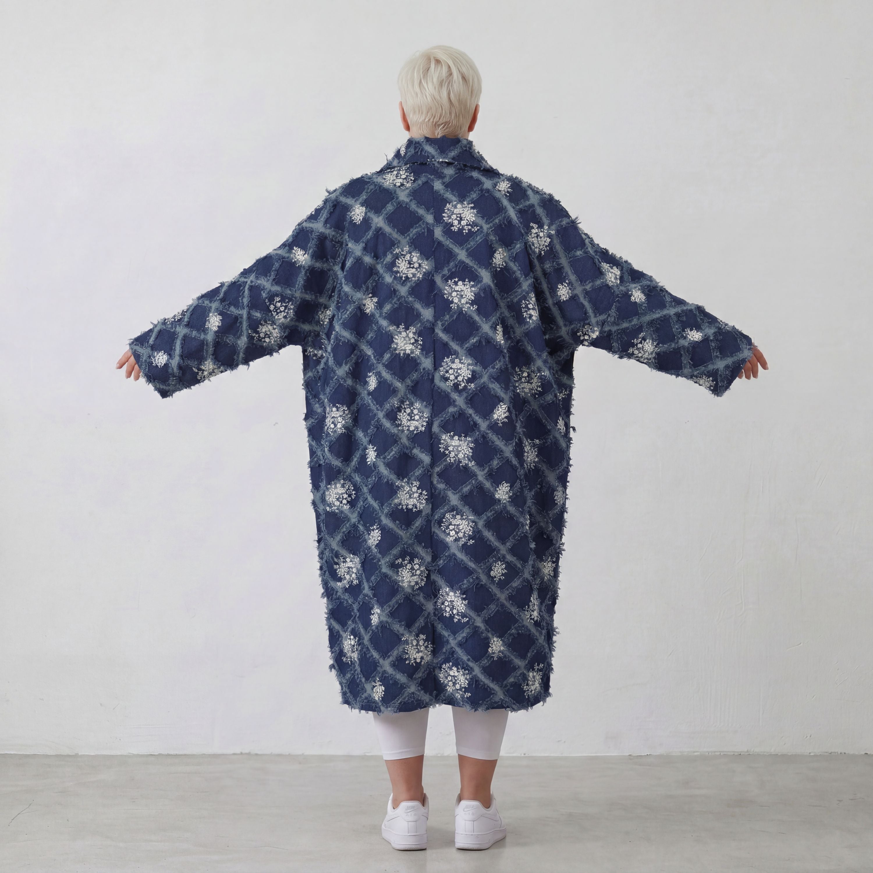 Gerader Jeansmantel in jeansblau weiß mit Paisleymuster Rautenfransen und Ziertaschen