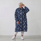 Gerader Jeansmantel in jeansblau weiß mit Paisleymuster Rautenfransen und Ziertaschen