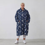 Gerader Jeansmantel in jeansblau weiß mit Paisleymuster Rautenfransen und Ziertaschen