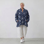 Oversizejacke aus jeansblauem Denim in A-Form mit Rautenfransen Paisleymuster Kragenstyle