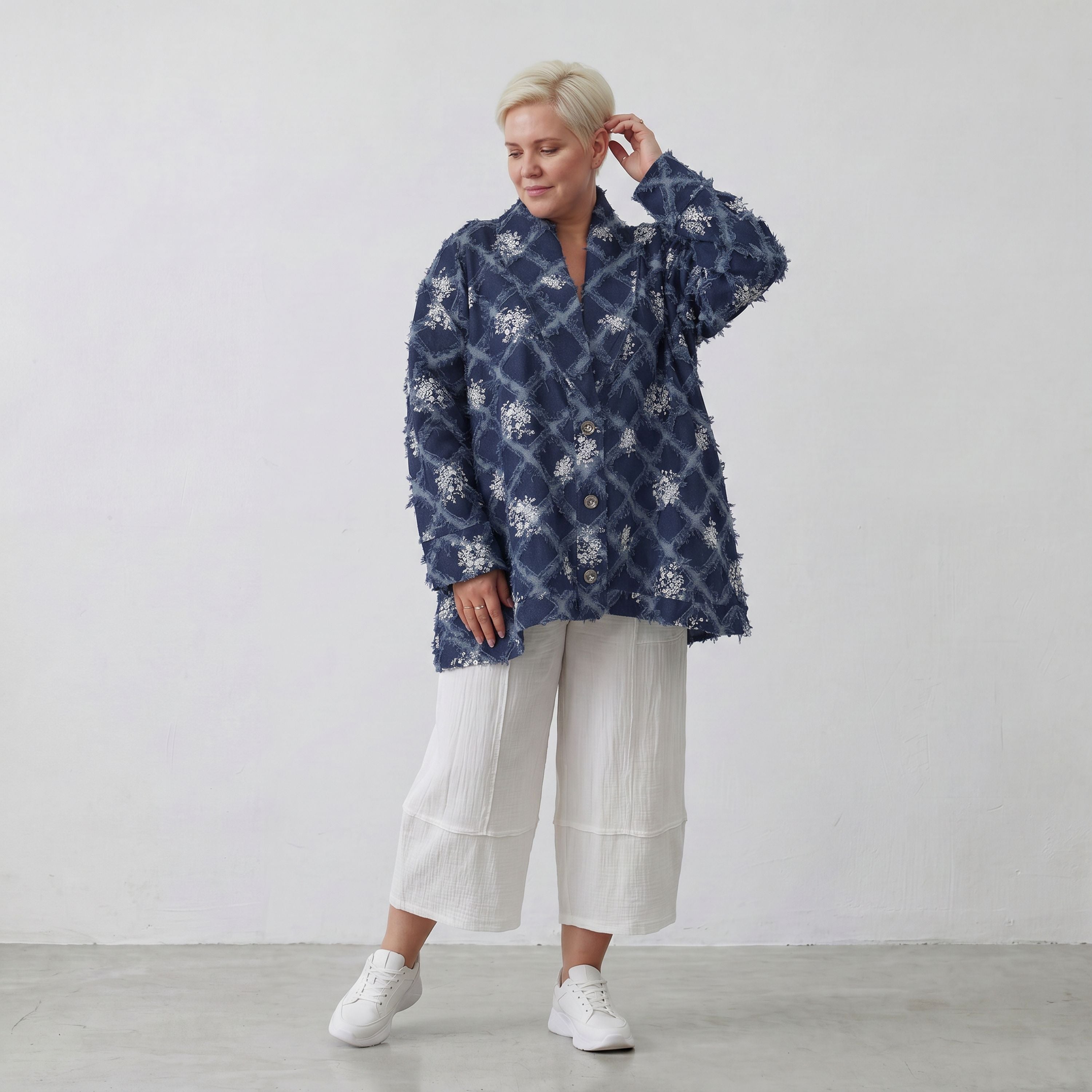 Oversizejacke aus jeansblauem Denim in A-Form mit Rautenfransen Paisleymuster Kragenstyle