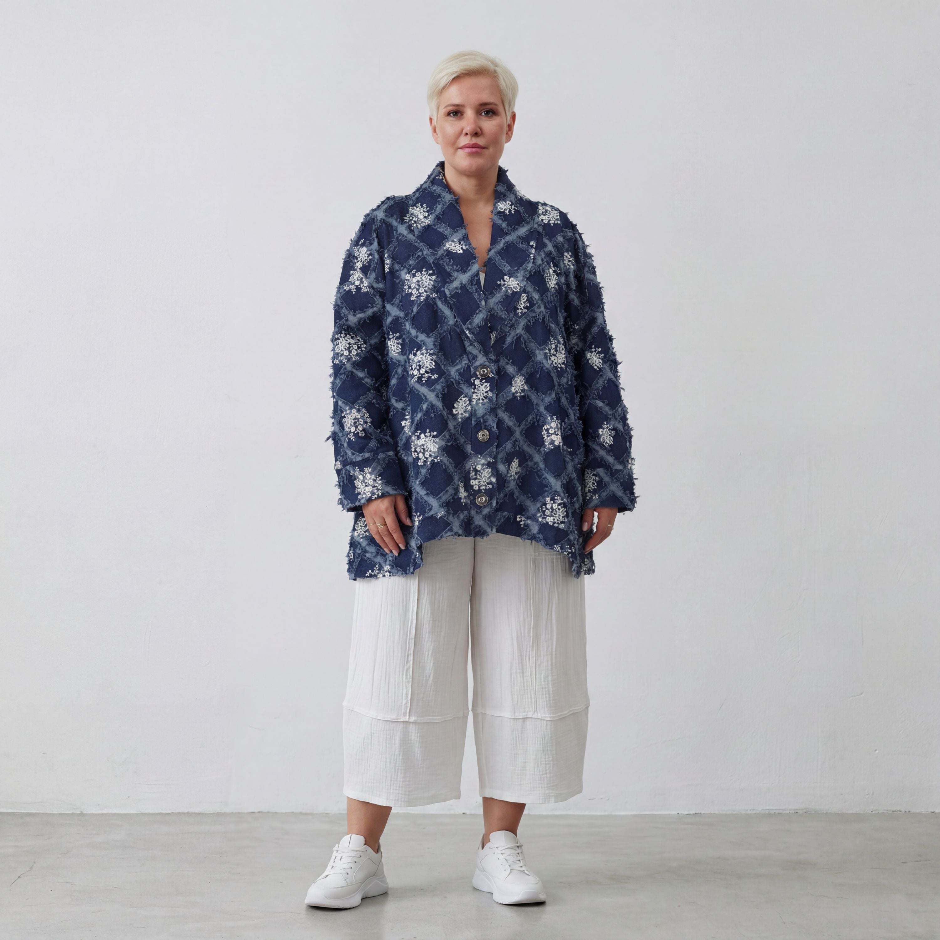 Oversizejacke aus jeansblauem Denim in A-Form mit Rautenfransen Paisleymuster Kragenstyle
