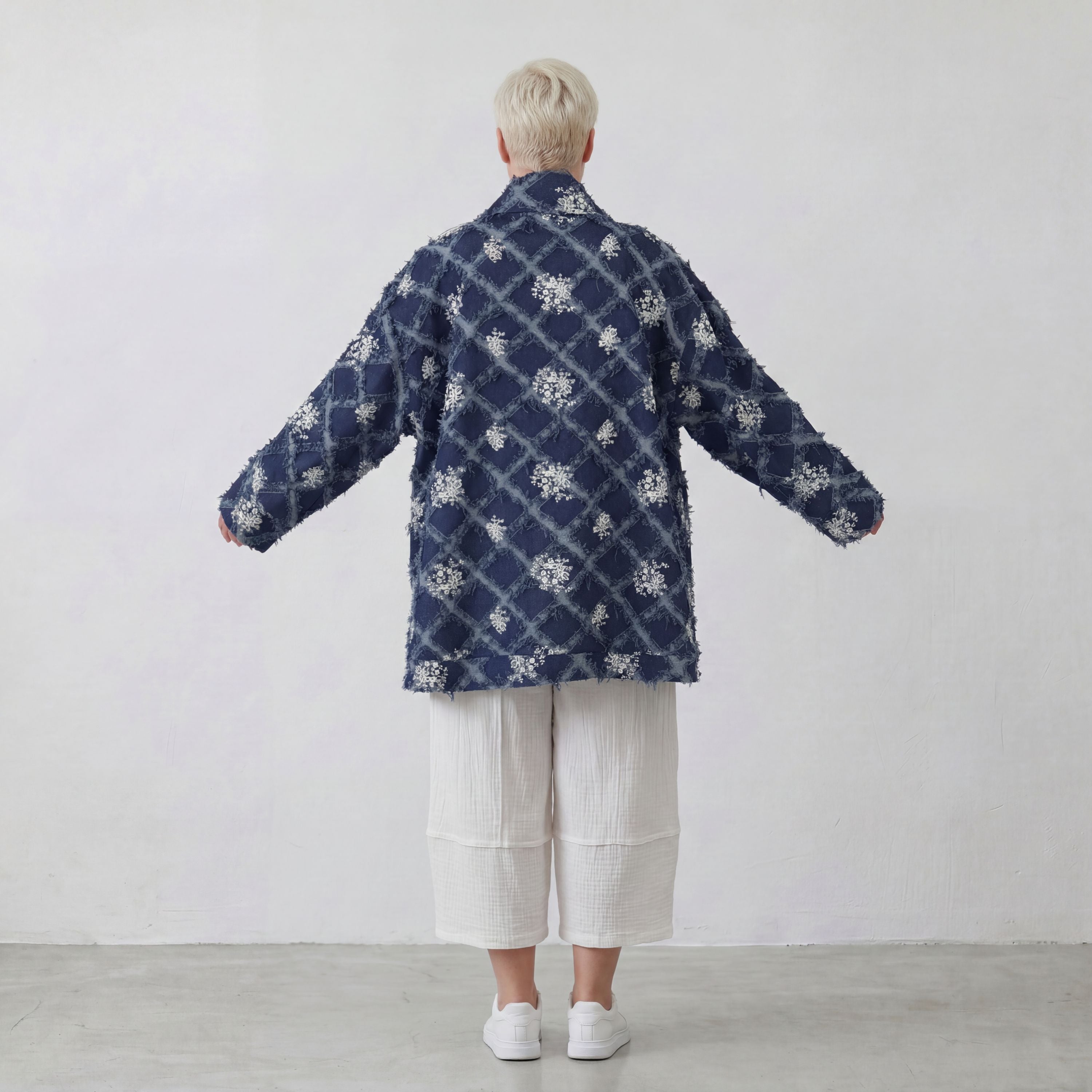 Oversizejacke aus jeansblauem Denim in A-Form mit Rautenfransen Paisleymuster Kragenstyle