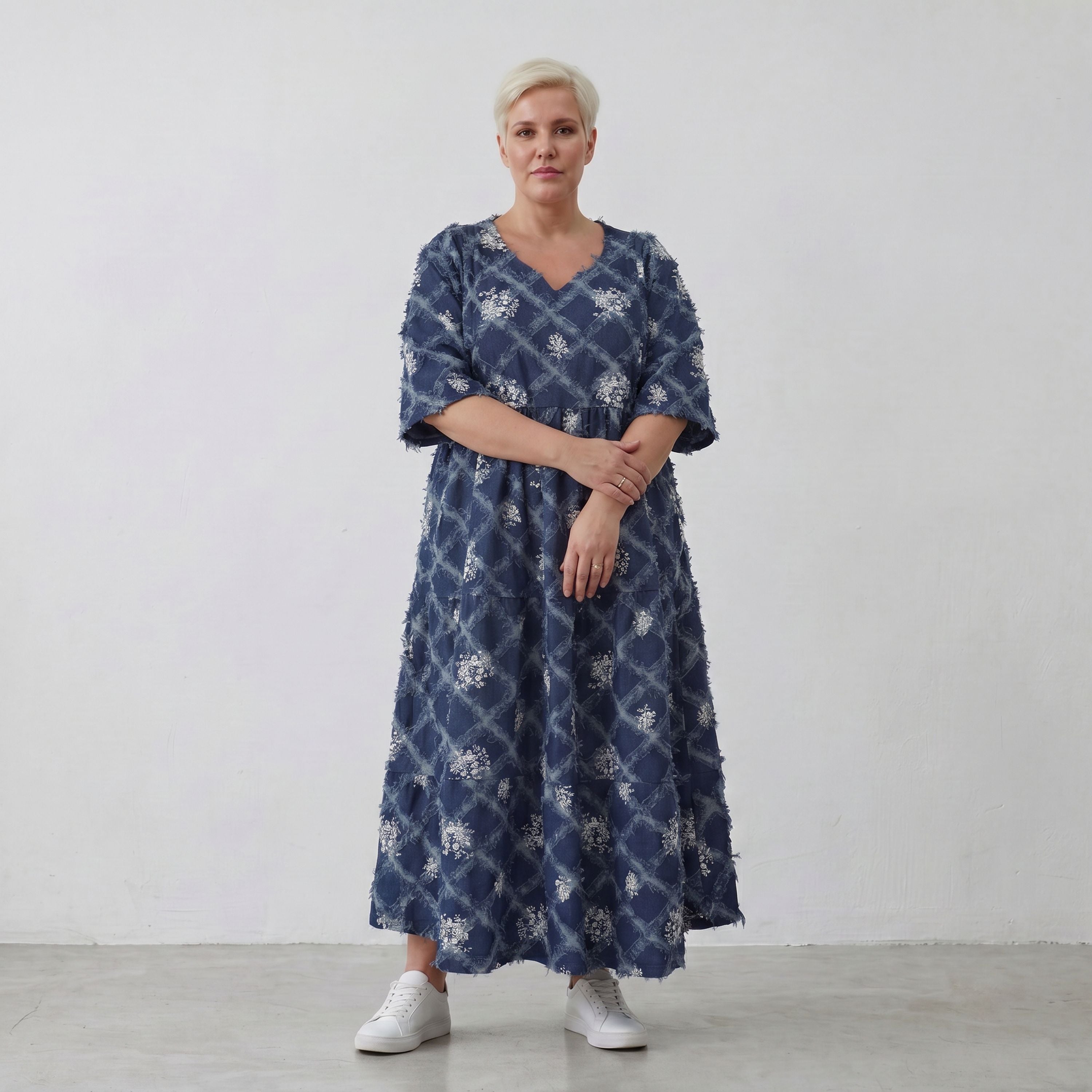 Ballonkleid in jeansblauweiß mit Paisleymuster Rautenmuster Fransen V-Ausschnitt Sommer