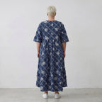 Ballonkleid in jeansblauweiß mit Paisleymuster Rautenmuster Fransen V-Ausschnitt Sommer
