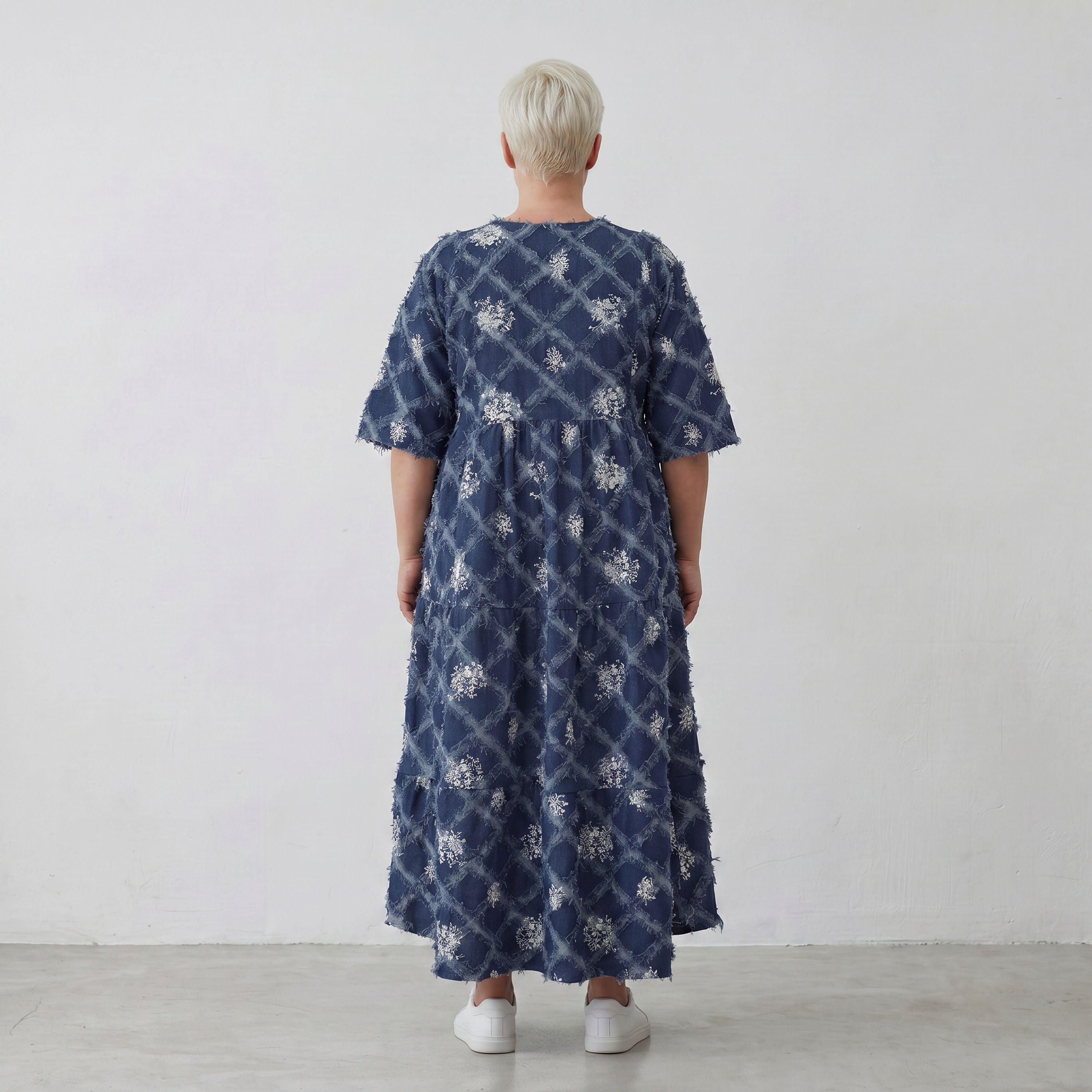 Ballonkleid in jeansblauweiß mit Paisleymuster Rautenmuster Fransen V-Ausschnitt Sommer