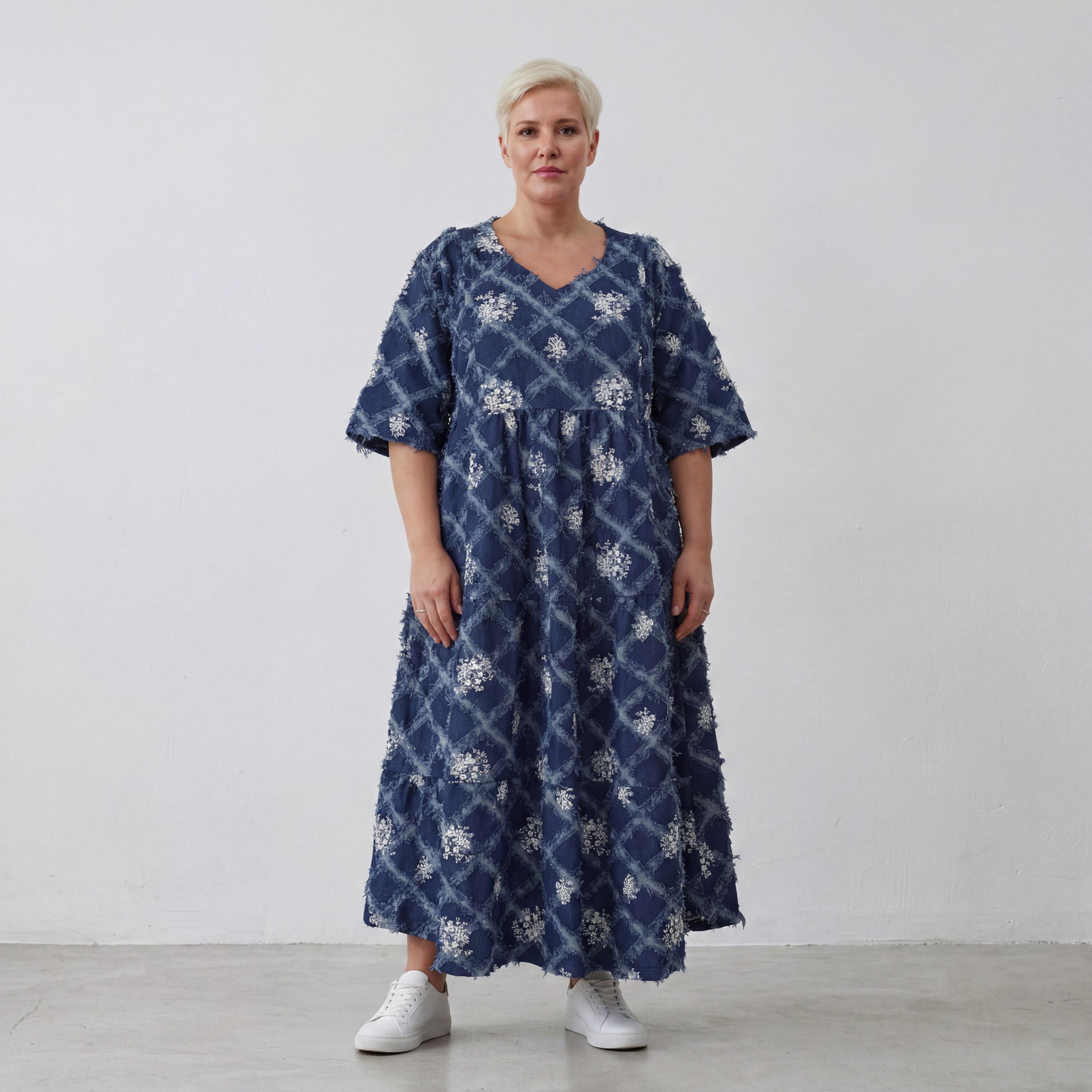 Ballonkleid in jeansblauweiß mit Paisleymuster Rautenmuster Fransen V-Ausschnitt Sommer