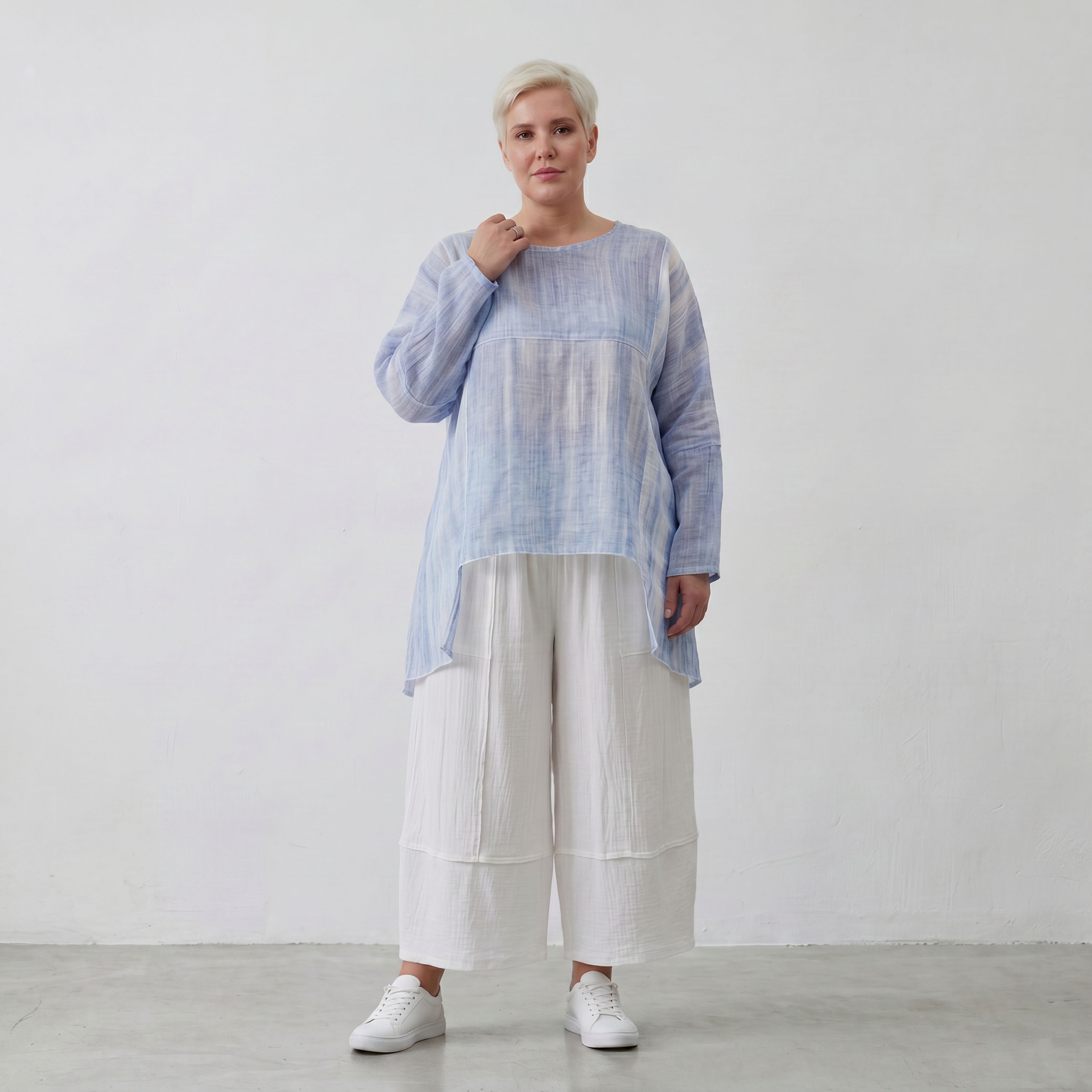 Fliessendes Oversize Shirt Jeansblau Weiß mit Zipfelsaum weich fallend locker und modern
