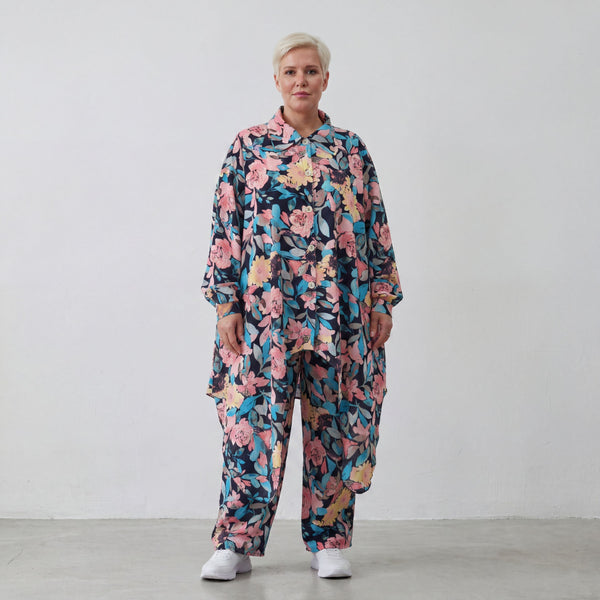 Sommerbluse in zartem Aqua mit lässigem Zipfelsaum und Hemdkragen für sommerliche Tage