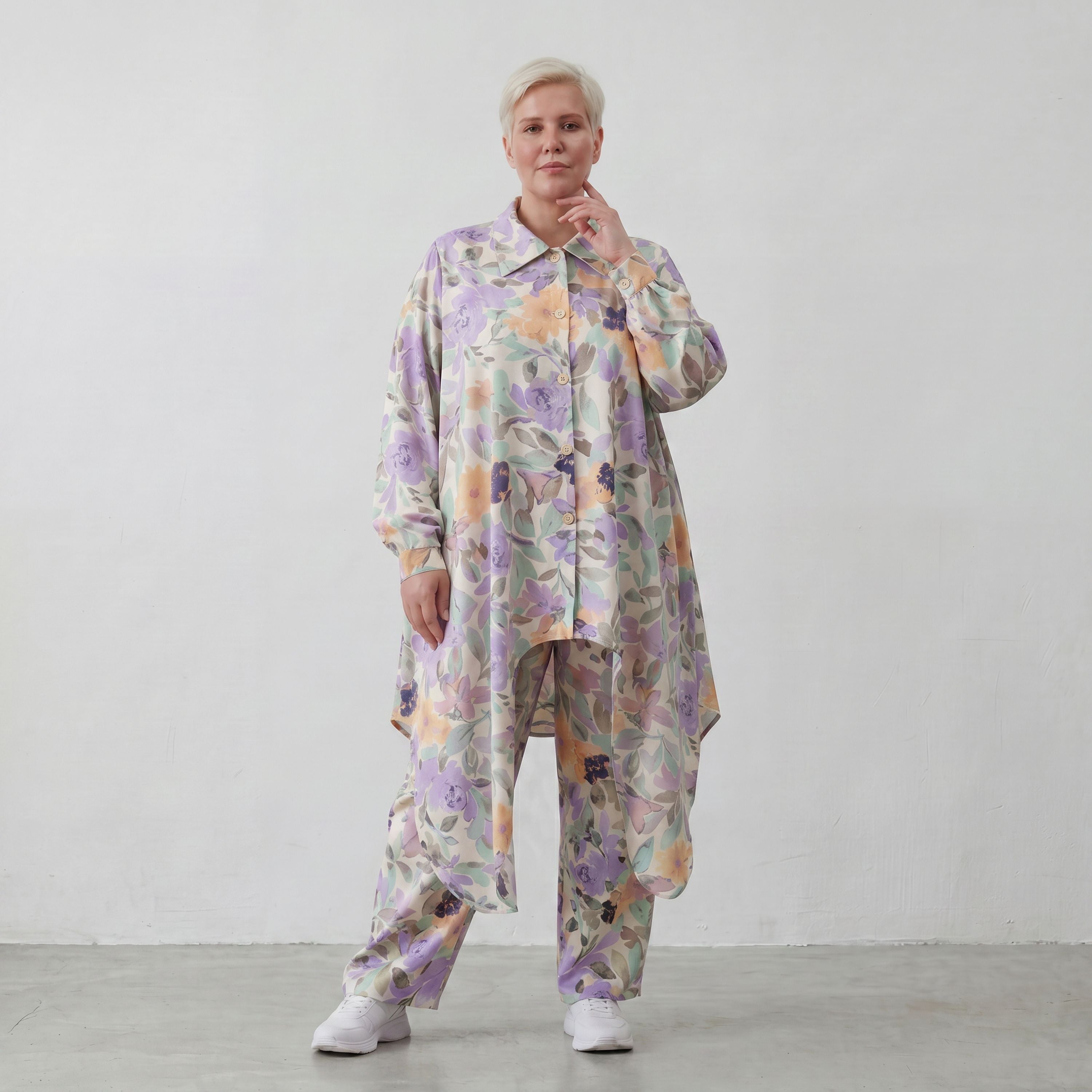 Bluse in Leinenoptik mit Zipfelsaum und Hemdkragen in zartem Magnolia mit Seitentaschen