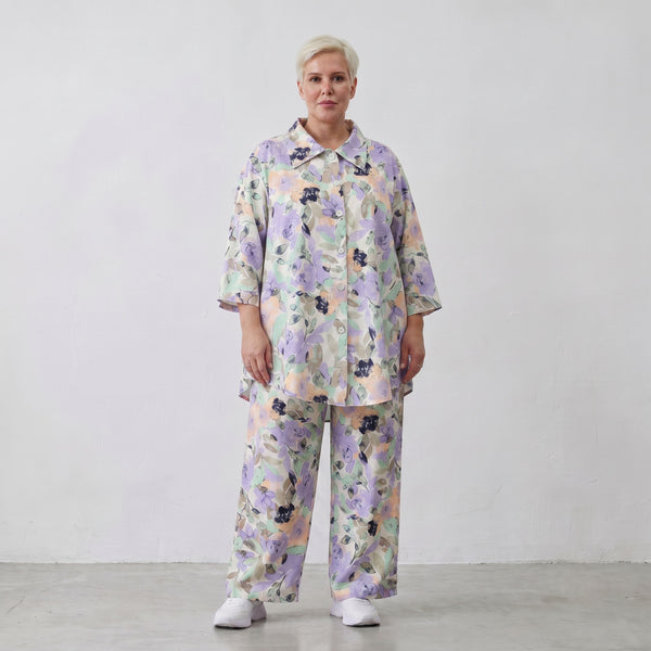Leichte Sommerhose in zartem Weiß mit Lila und Grün für einen geraden lässigen Sommerlook
