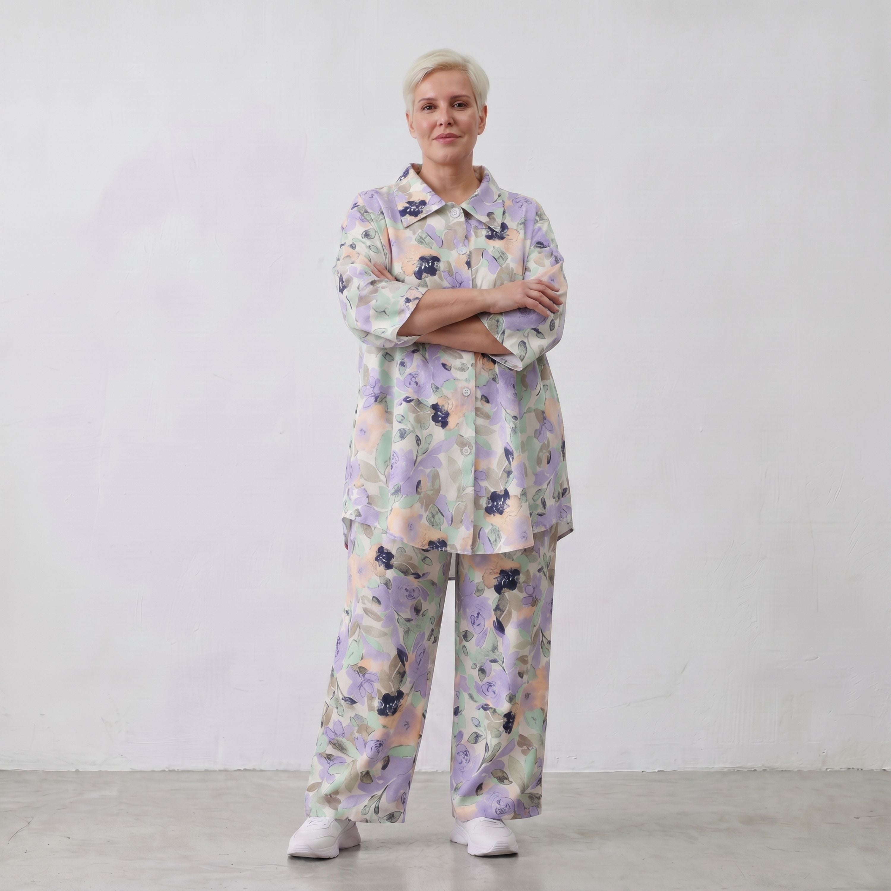 Leichte Sommerhose in zartem Weiß mit Lila und Grün für einen geraden lässigen Sommerlook