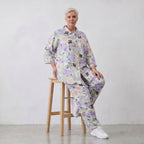 Leichte Sommerhose in zartem Weiß mit Lila und Grün für einen geraden lässigen Sommerlook