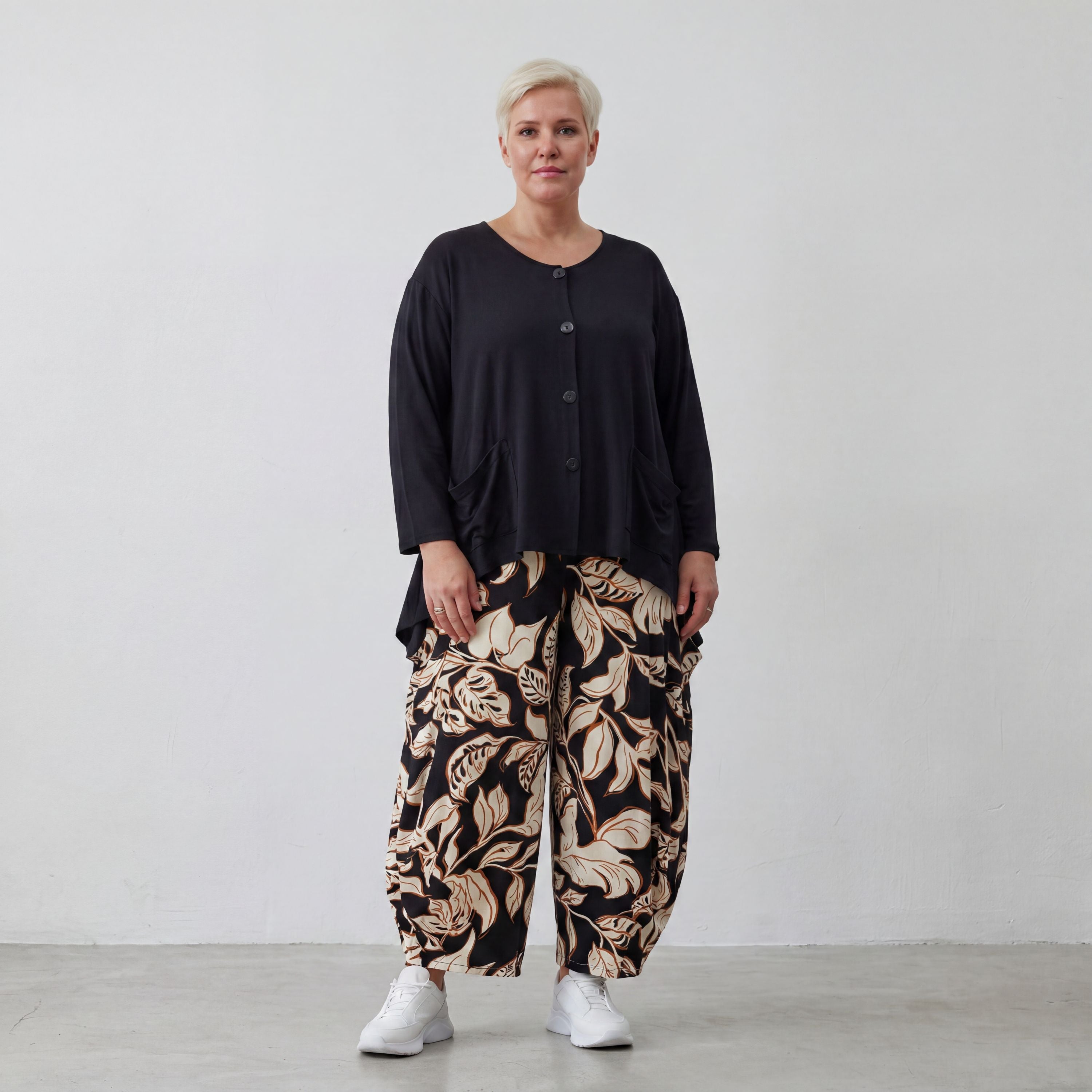 Fließende Ballonhose aus weichem Viskose Jersey in Schwarz und Ecru mit elastischem Bund