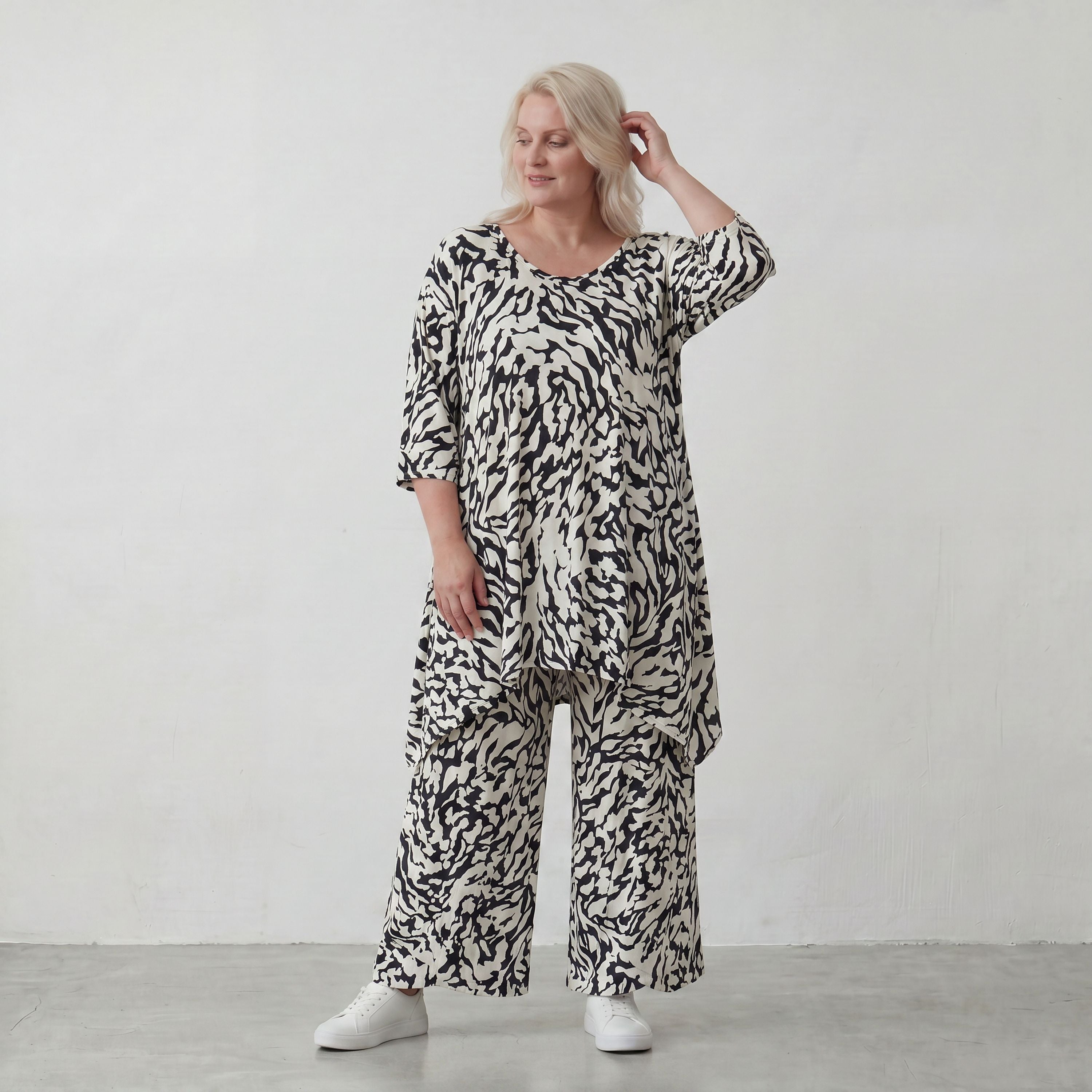 Zeitloses Viskoseshirt in Weiß/Schwarz leger Oversize A-Linie Lagenlook leicht fliessend