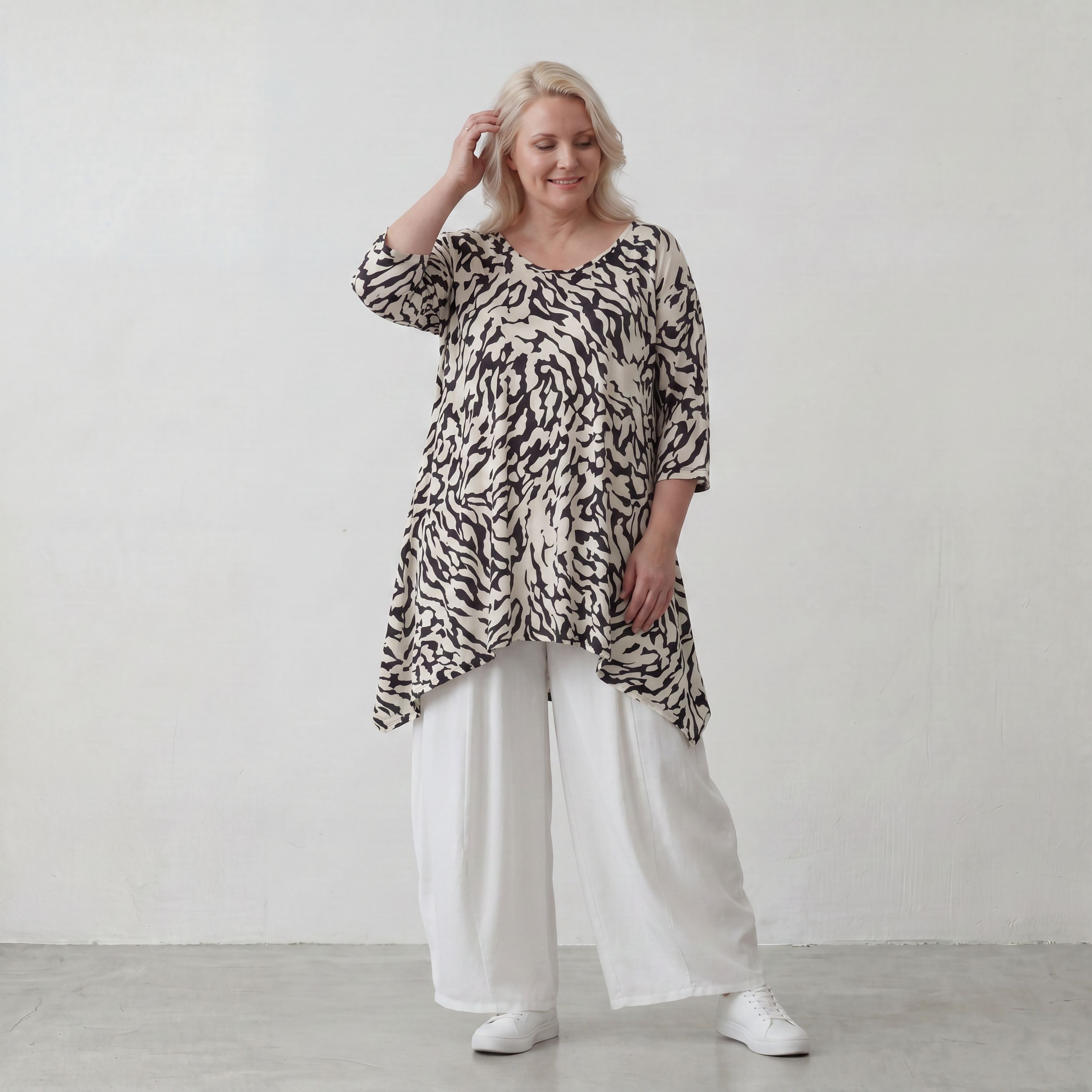 Zeitloses Viskoseshirt in Weiß/Schwarz leger Oversize A-Linie Lagenlook leicht fliessend