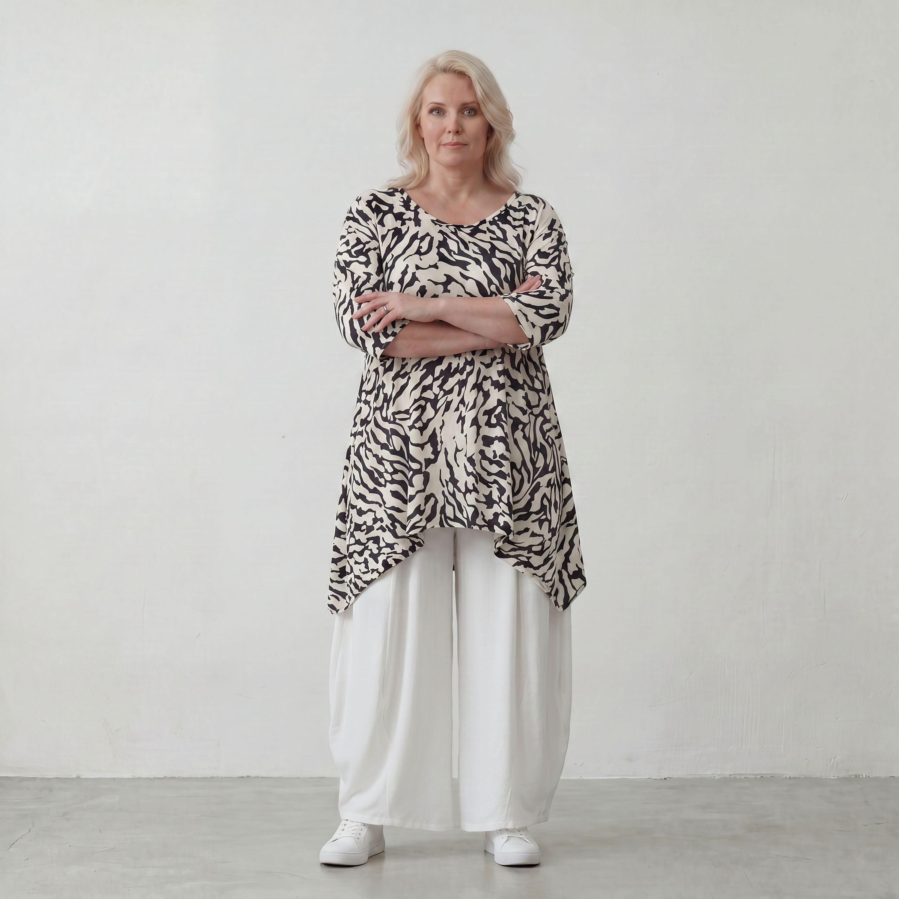 Zeitloses Viskoseshirt in Weiß/Schwarz leger Oversize A-Linie Lagenlook leicht fliessend