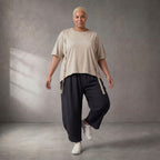 Kastiges Kurzarmshirt aus weichem Stretch Jersey in Beige mit dekorativem Ösenband Akzent